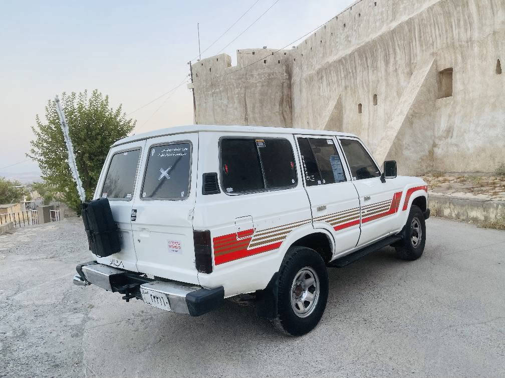 سلاوي خواتان لي بيي
نرخ 22 وەرەقە...تویوتا لاندگرۆز1985
 گێڕ و مەکینە و ئەکسل بە شەرت،
1985
سيته مي غازي بو به ستراوه

 ئاڕم پلاستیکی سلێمانی.
ليدراو خايسي وه ر گه راو به شه رت 
شوێن: كويه
نرخ 22 وەرەقە.و مه جال 
ره قه م ***********  فايبه رو
واتسئه بي له سه ره كويسينجاك, أربيل
