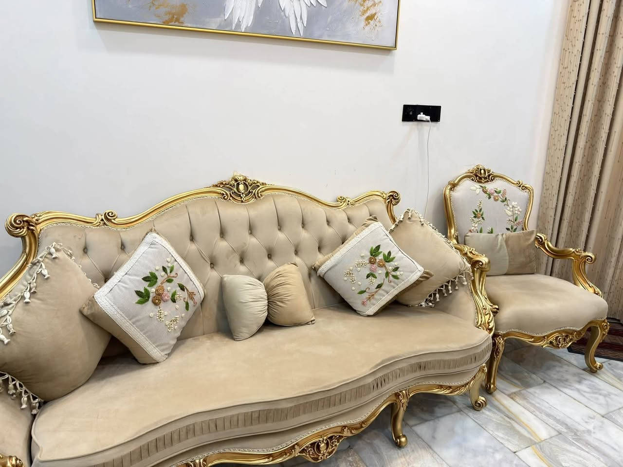 تخم ملكي اخو جديد نضافه ٩٩ بل ميه خشب زان مع كوشات وطبلات للبيع بسعر مناسب ٤٥٠الف لتواصل عبر الرقم التالي 
***********

