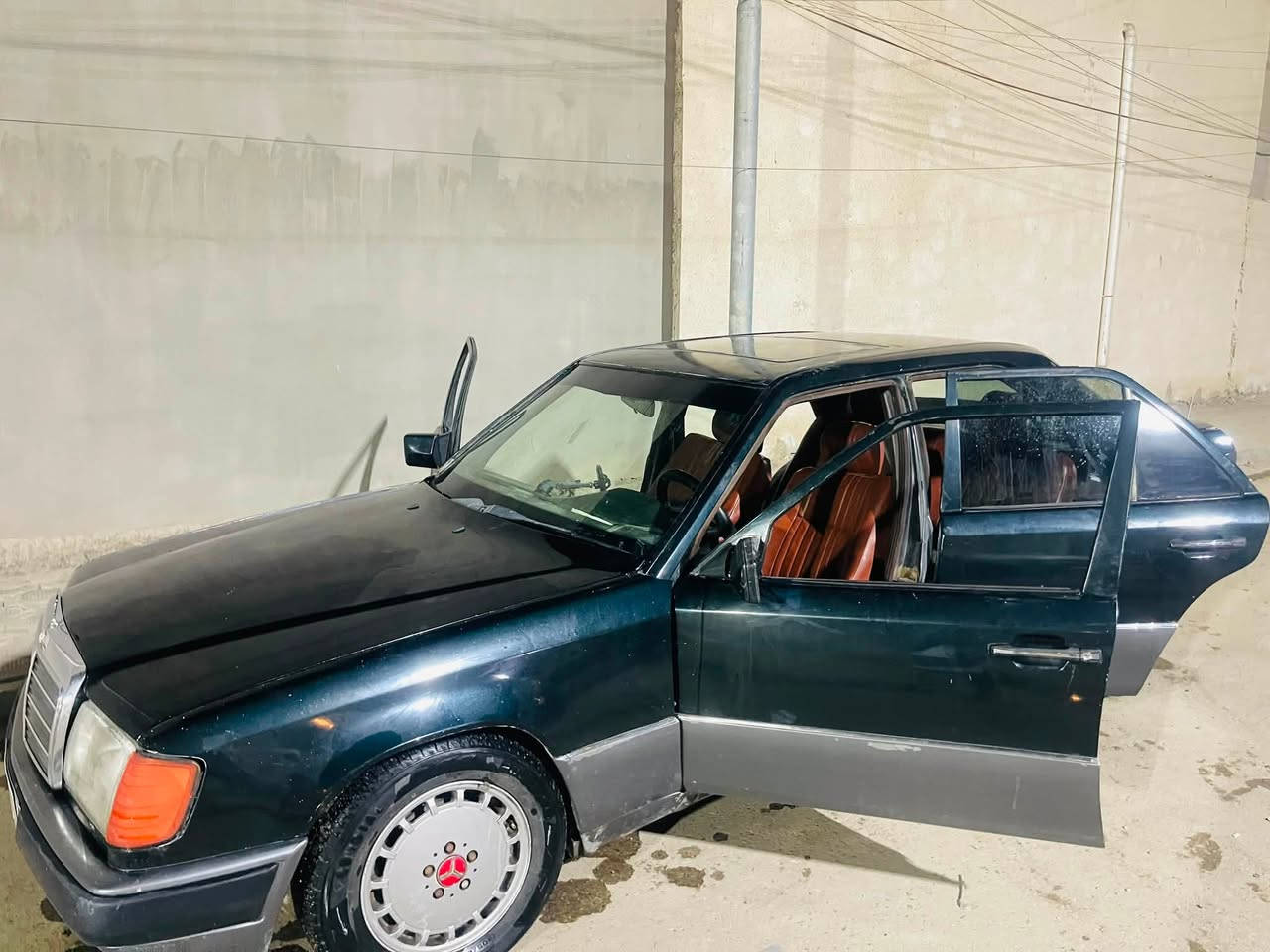 مرسدس دب للبيع مديل 1989 مكينه فيفيتي 2500  بدون تنقيص  وتبخير كير جديد سنًويه
ل28 سياره كشرها نضيف كشنات جلد تبريد عايزغاز المكان 
سماوه ….رقم للستفسار ***********
السعر 50
وبيها مجال لل شراي
