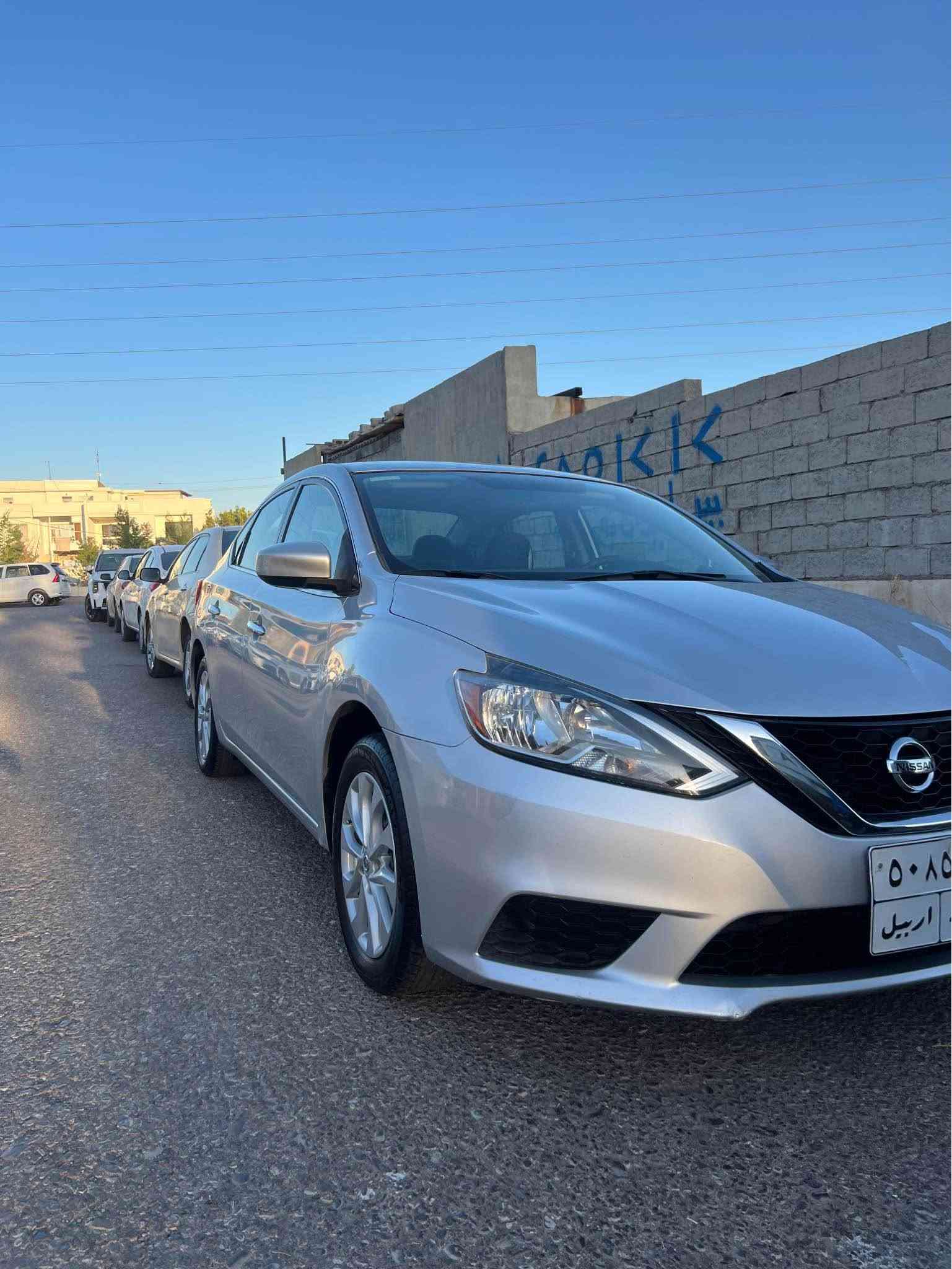 نیسان سینترا مۆدێل ٢٠١٨ مواسەفات Sv 
سەیارەکە نومونەیە لە جوانی پاک ماوەتەوە فوول مواسەفاتە 
دووپارچە سوبوغە بێ ژورەوە چاملخ و دەرگا ژورەوەی نەگرتوە و هەتاکو دەحامیشی بیلادیە و ئێرباگی هیچ نەتەقیوە رادار گەورە و پێش گەورە بەسمە و شەغالە سەیارەکە بێ کێشەیە گێرو مەکینەی بەشەرتە 
ژ.م *********** أربيل, العراق
