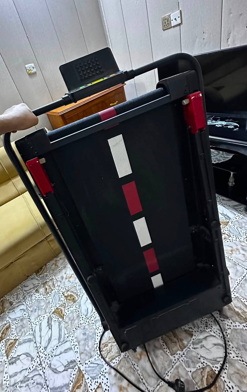 جهاز جري كهربائي
نضيف استعمال بيت
* تصميمه قابل للطي مع قفل جانبي أحمر
* يحتوي على شاشة LED صغيرة في مقدمة السير تعرض (TIME / SPEED / DIS / CAL).
* يوجد حامل للهاتف أو التابلت في الأعلى
*جهاز عملي ونضيف جداً مستخدم قليل 

السعر 200 الف المكان بغداد شارع فلسطين 
للتواصل واتساب فقط ***********
