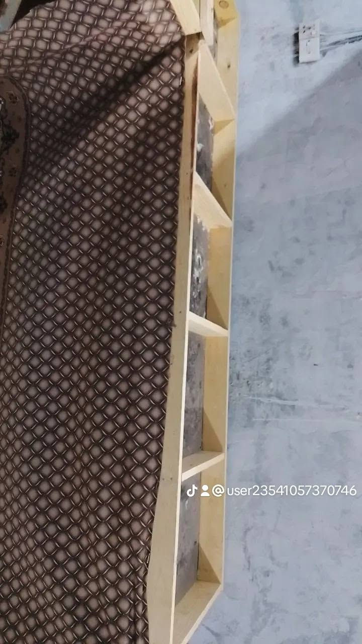 السلام عليكم  متاح رفوف مخظر.. شغل درجه اولا 
عنوان حله حي العسكري.. الشراي يتصل ***********

نص مكتوب في الصور:
- @user23541057370746