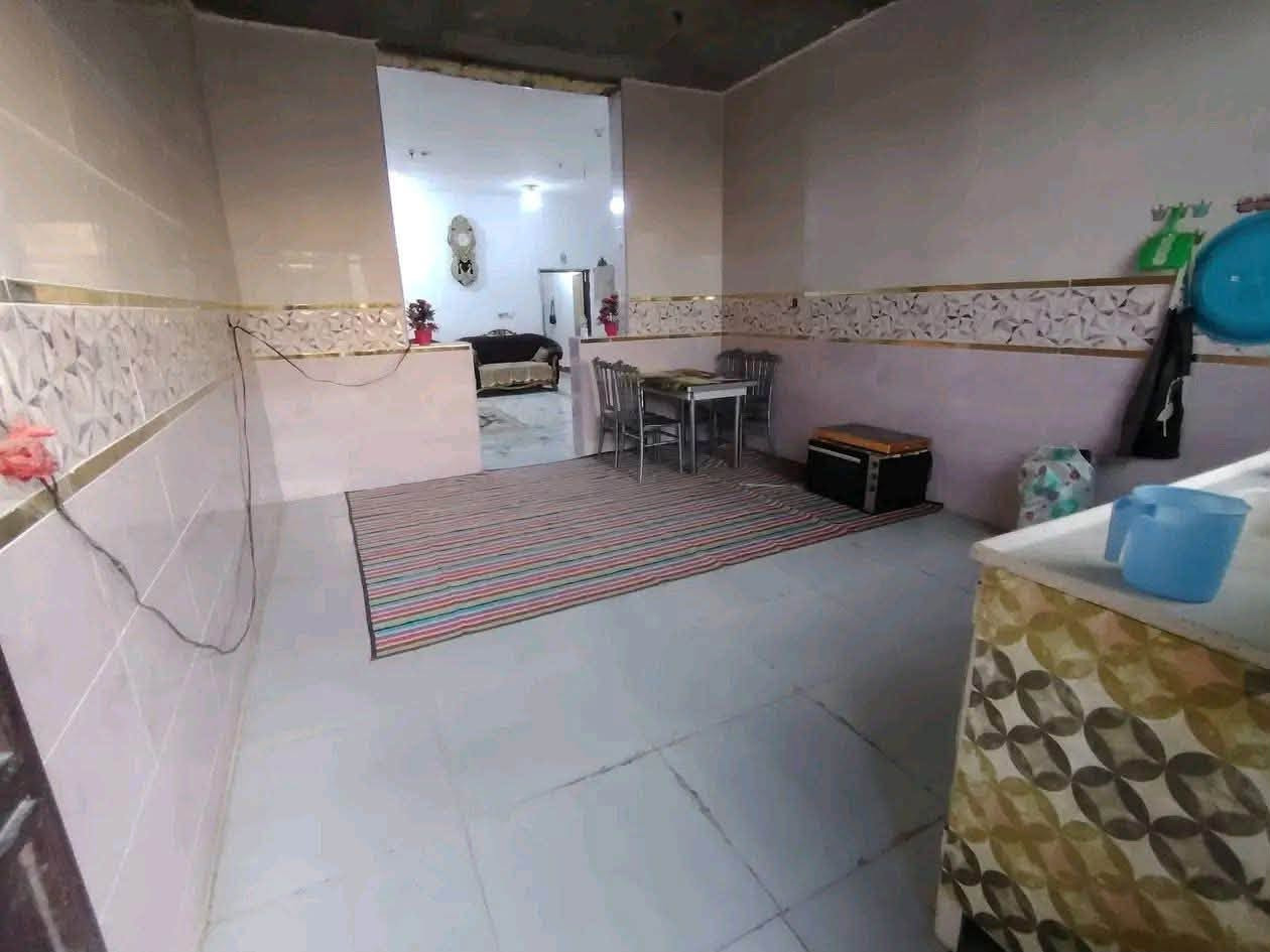 دار للبيع. ومراوس حسب التفاق كوت حي الحكيم شارع بيت زرزور مساحة 340متر بناء طابوك سكف صب خدمات ماء كهرباء مدارس مرقم من قبل قسم بلدي حي الحكيم 
🏠 يتكون من غرفتين نوم _هول _مطبخ _استقبال _مجمع صحيات _كراج..... حديقه  ...سعر 48مليون وقابل للتفاوض
ستفسار ***********
