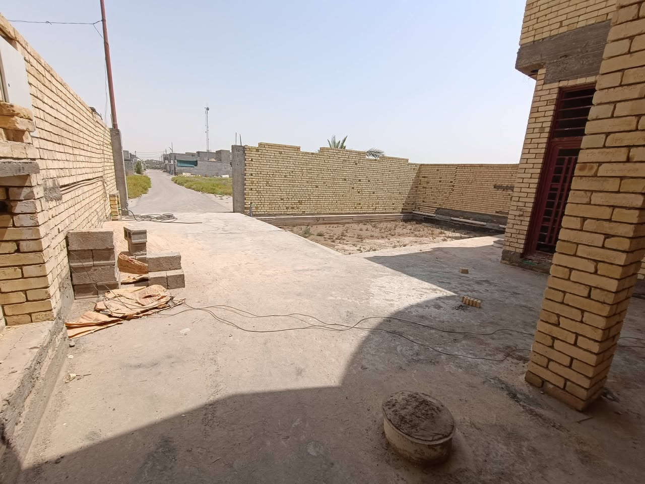 بسم الله الرحمن الرحيم
دار للبيع المساحة ٤٠٠ متر 
ركن على شارع ٨ تبليط 
مي وكهرباء واصل 
عقد زراعي طابو ٢٥ مروج معاملة تغيير جنس العقار من زراعي لطابو صرف 
بناء حديث سنة ٢٠٢٥ يحتوي على غرفتين نوم وصالة كبيرة واستقبال ومطبخ ومناور عدد ٢ حمام داخلي وخارجي 
مطبك كاشي والحمامات مطبكه سيراميك وكذلك المطبخ مطبك سيراميك ومأسس كهرباء كل البيت 
السعر المطلوب ٩٥ مليون وبيه مجال
الموقع الفلوجة حي السلام (البچويلة ) خلف الديزلات مقابل واطئة الكلفة 
 للتواصل 
***********
***********
