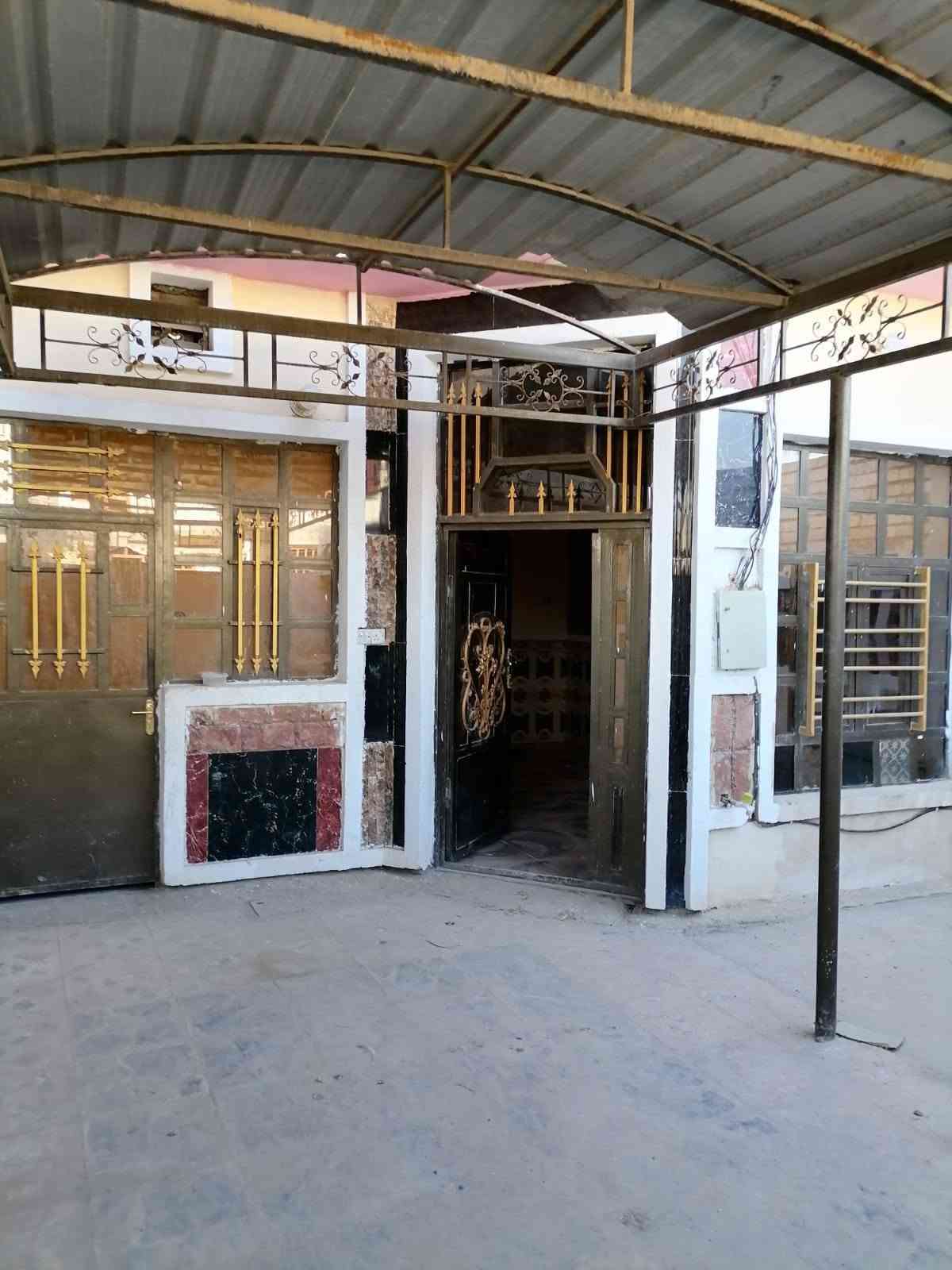 مشتمل للبيع بالتوزيع ال ٢٣ الف طابق ونص ١٢٥ متر شارع ٢٠ متر بناء طابوق غرفتين نوم وصالة واستقبال ومطبخ وصحيات عدد ٣ ومنور وكراج وسقيفة السعر ١٢٠ قابل للتفاوض
