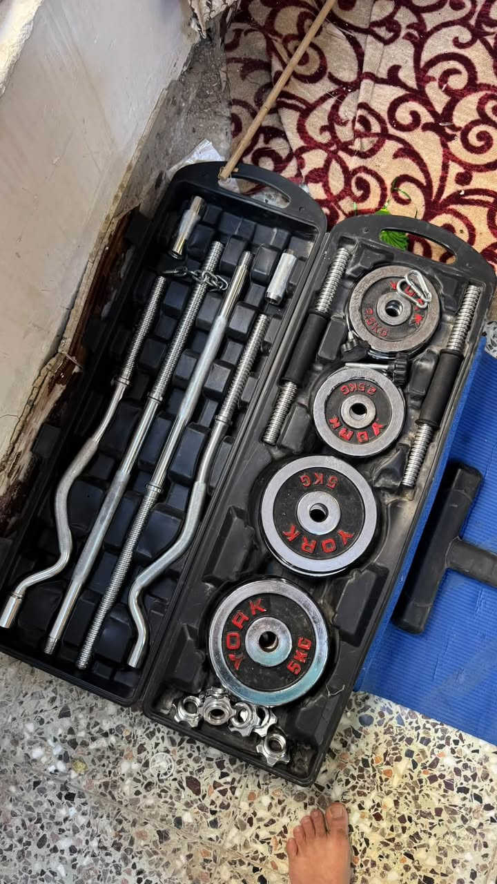 جم منزلي متكامل للبيع
يحتوي على

جهاز ملتي جم المتكامل من شركة فنون سبورت يحتوي على 
35 تمرين ودفع ماكنة (تمارين الصدر - تمارين الظهر - تمارين الكتف -
نمارين الارجل - تمارين الذراع - تمارين البطن ) بوزن 100 كيلو 

مسطبة بنج بريس
متعددة التمارين سحب بكرة
ولاري وكيل سيقان امامي وحمالة شفت

جنطتين دمبلص كاملات 

مسطبة
    تمارين البطن 
* تمارين الظهر السفلية
* تمارين الصدر والكتف باستخدام أحزمة المقاومة
* تمارين الذراعين (بايسبس وترايسبس)
* تمارين الدفع 

السعر خاص 
المكان ديوانية توصيل غير متوفر 
للتواصل ***********
