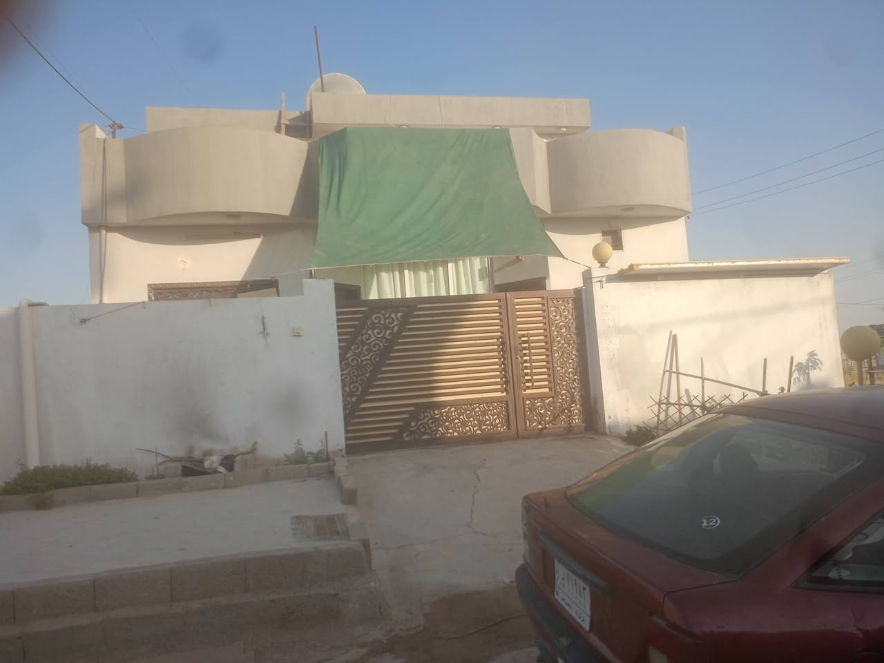 بيت للبيع زراعي مساحته 100متر مربع يحتوي على ثلاثه غرف نوم وصاله مع صحيات وغرفه نوم الثالثه في الطابق الثاني مع صحيات موقعه شوراو الثانيه قرب جامع النور الهادي سعره 55 بيه مجال والاتصال على الارقام *********** و ***********
