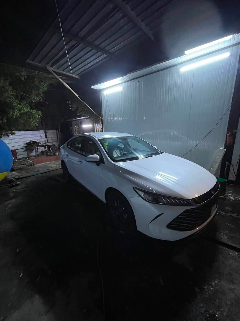 🚗 BYD Qin Plus 2025
بي واي دي كن بلاس 2025

💰 السعر :- 19,700بدون رقم تكلفة الرقم 300الف 

🔋 محرك 1500cc هايبرد (بنزين + كهرباء)
🏁 القوة الحصانية:
🔹 110 حصان (محرك البنزين)
🔹 180 حصان (المحرك الكهربائي)
💥 عزم الدوران: 316 نيوتن/متر
🛣️ مدى قيادة يصل إلى 2100 كم
⚡ قيادة كهربائية حتى 55 كم

✨ أهم المواصفات
✅ بصمة تشغيل ودخول ذكي
✅ شاشة معلومات وترفيه كبيرة
✅ عداد رقمي بالكامل
✅ كاميرا خلفية مع حساسات
✅ تبريد أمامي منفصل (قطعتين)
✅ مقاعد جلد فاخرة
✅ تحكم بالمقود من الجهتين
✅ نظام وسائد هوائية متكامل (Full Airbags)
✅ إنارة داخلية LED
✅ مصابيح LED مع زينون

📍 العنوان
بغداد – حي العامل

☎️ ***********
