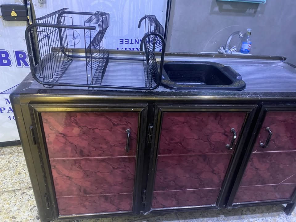 طباخ شغال بس الجامه الخارجه مكسورة مابي شي
وسنك متر ونص للبيع 
***********
