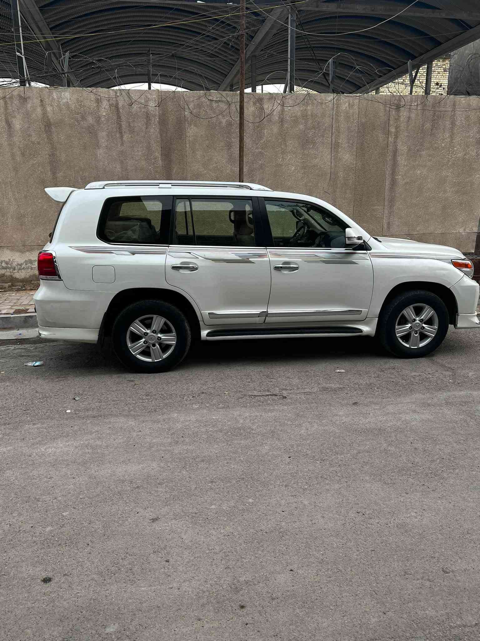 السلام وعليكم لاند كروز 20013بدون ضرر كفاله
عد شخوط بسيطه السعر المطلوب ٣٠٥
***********
