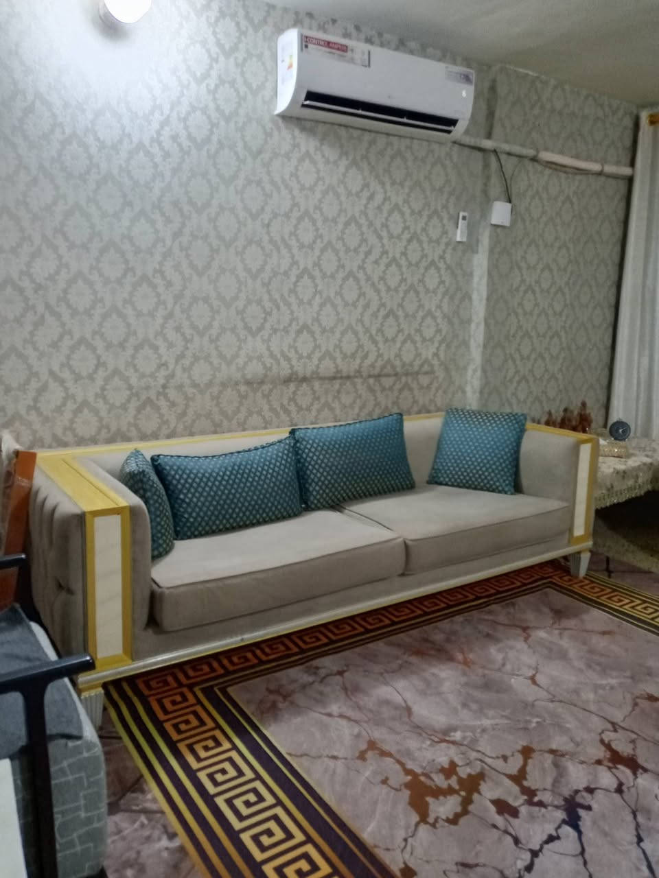 تخم ضخم زان الخشب عشر مقاعد سعر البيع مليون وربع مكان حريه ***********
