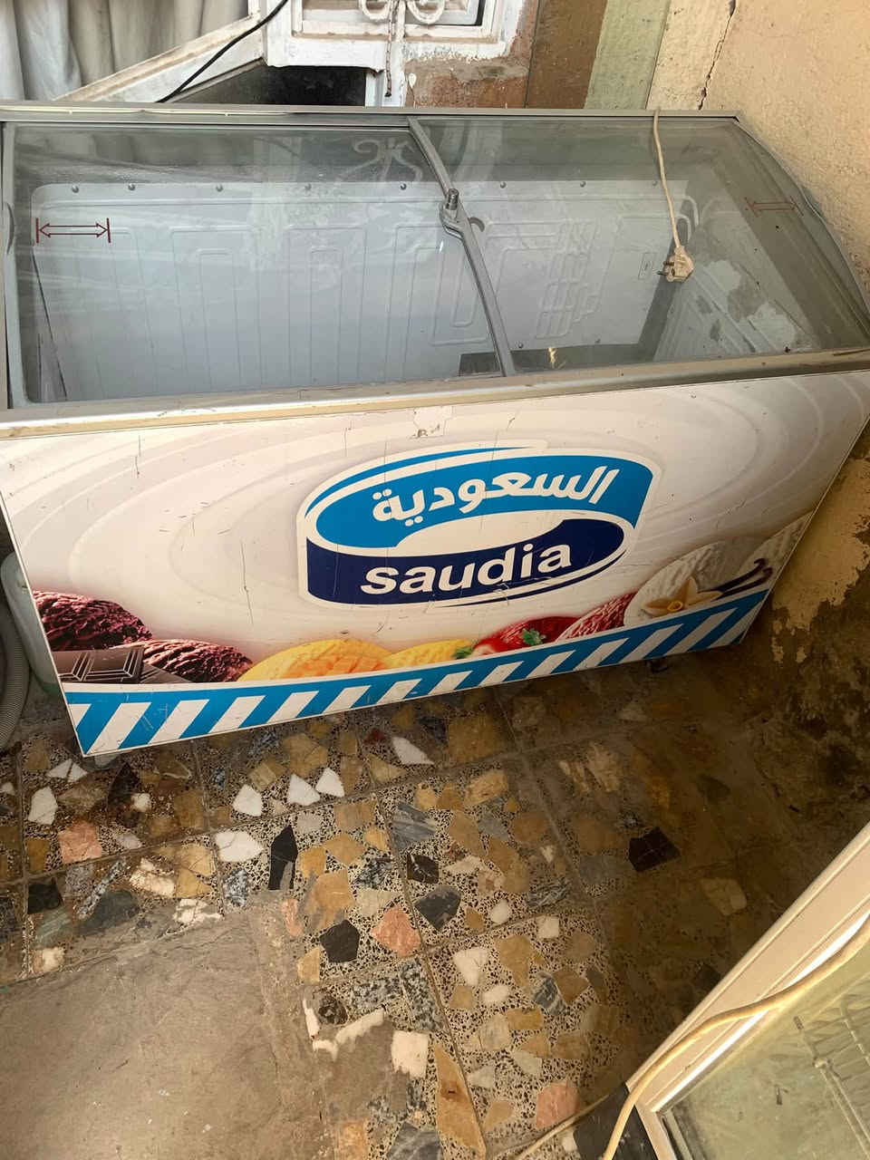 سلام عليكم 

للبيع 

عارضه بطح تجمد نضيفه
عارضه عاموديه شرط التبريد بس بيها صوت شويه 
مجمده عاديه شرط التجميد 
سلات جبس جدد حجم كبير 
ميز خشب صاج ننضيف 

مكاني نجف 

للاستفسار ***********
