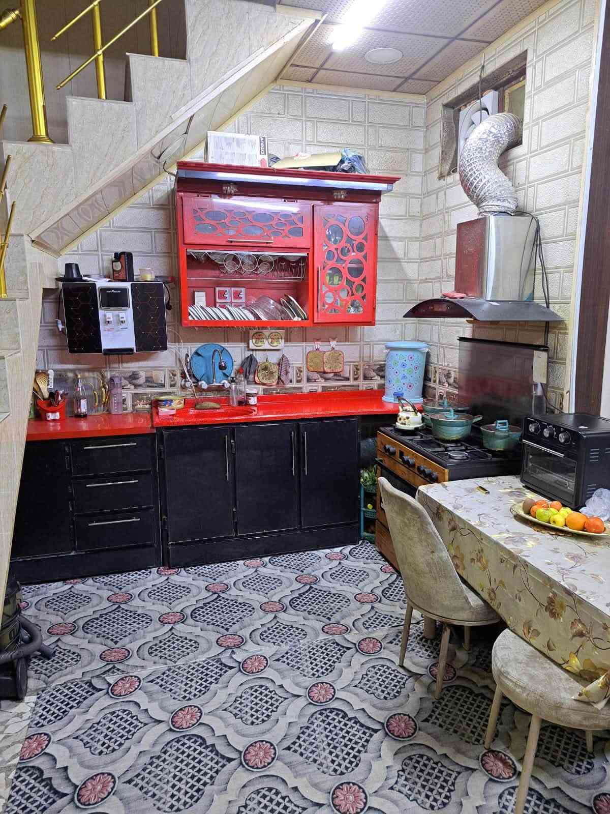 الدار للبيع بناء درجه اولى سنه 2020 في منطقة حي المهندسين المساحه: 105متر الواجهة 5,25 ونزال 20متر.  
الدار طابق ونص يتكون من استقبال وصاله ومطبخ وغرف عدد 2 وصحيات عدد 2
للاستفسار الاتصال على الرقم ***********
