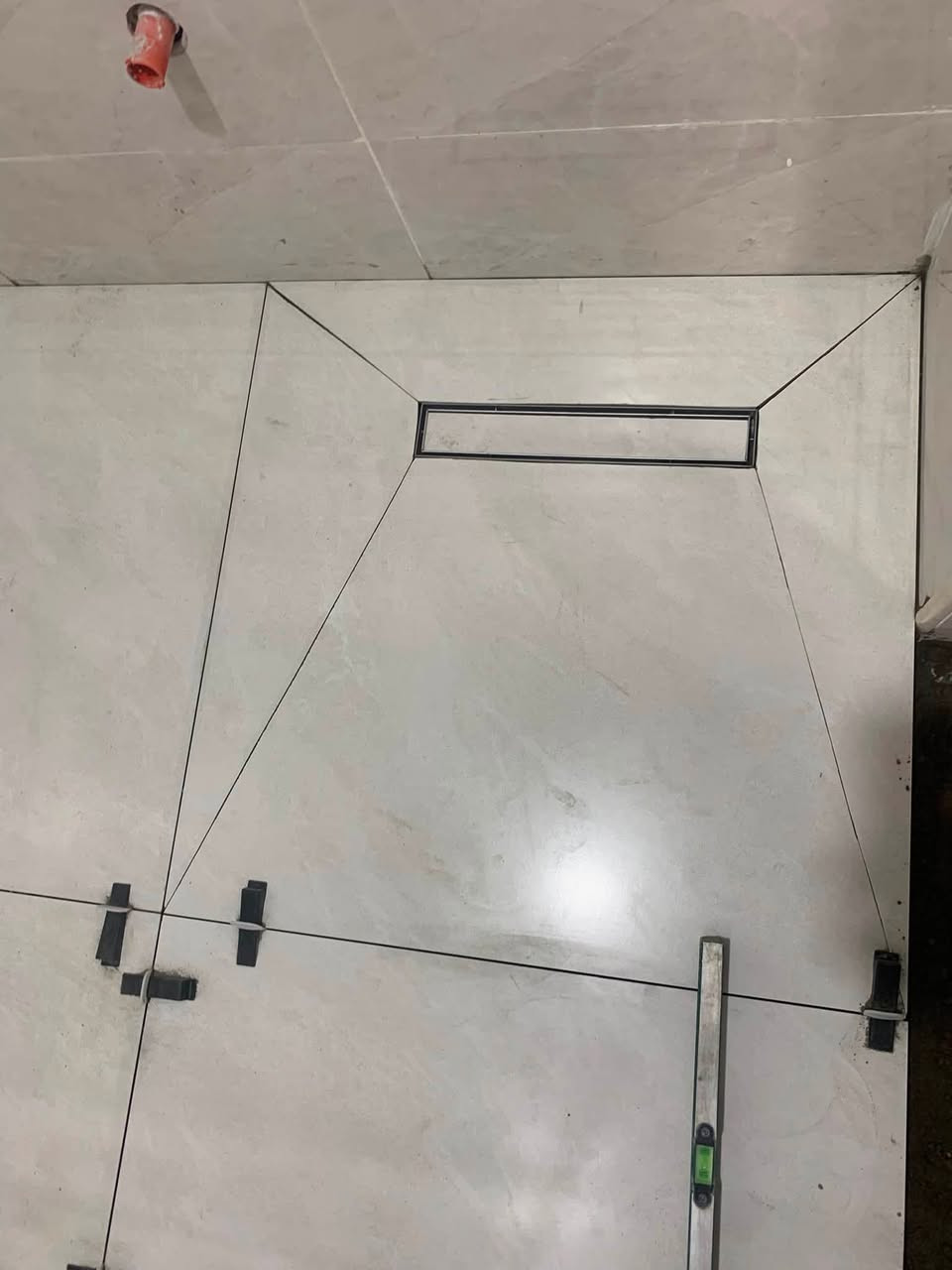 السلام عليكم خلفه سيراميك درجه اولى شرط شغل هندسي واستلام مهندس واسعار مناسبه كادر متكون من اسطاوات ثنين ***********
