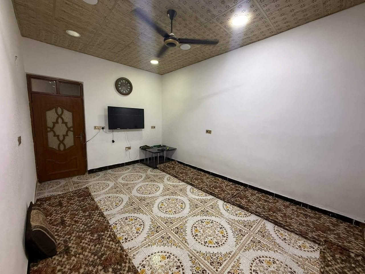 دار للبيع رقم  بمساحه 255م مساحة البناء150م
يتكون من استقبال مطبخ 2غرف نوم بيتونه
حي انصر خلف جامع النصر كامل خدمات
سعر المطلوب 84 ومجال بسيط
***********
***********
