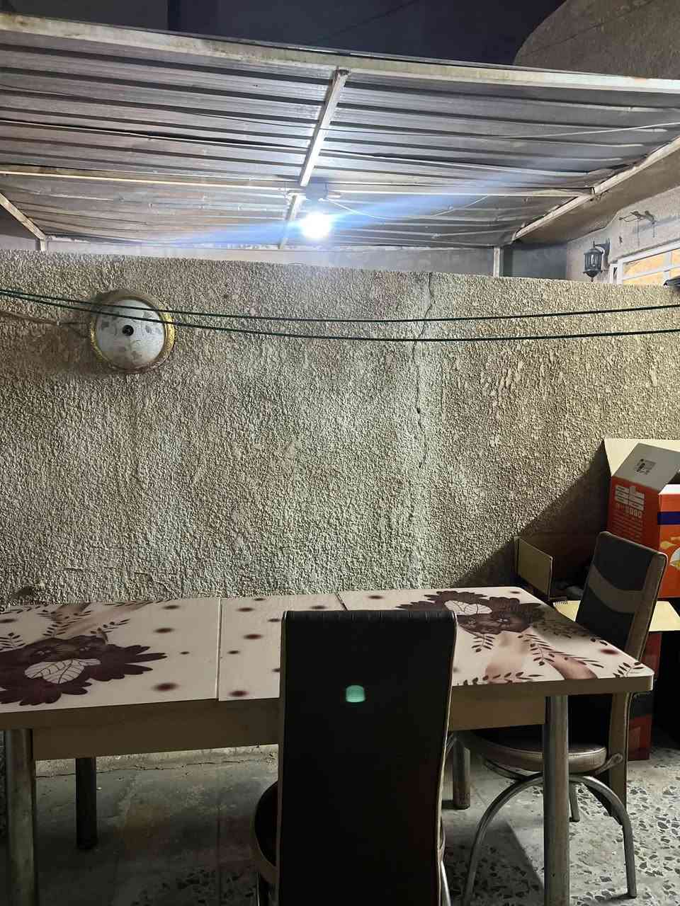 السلام عليكم 
ميز طعام كبير للبيع يتكبر ويتصغر ويا 5 كراسي 
السعر 75 
العنوان بغداد 
للاستفسار ***********
