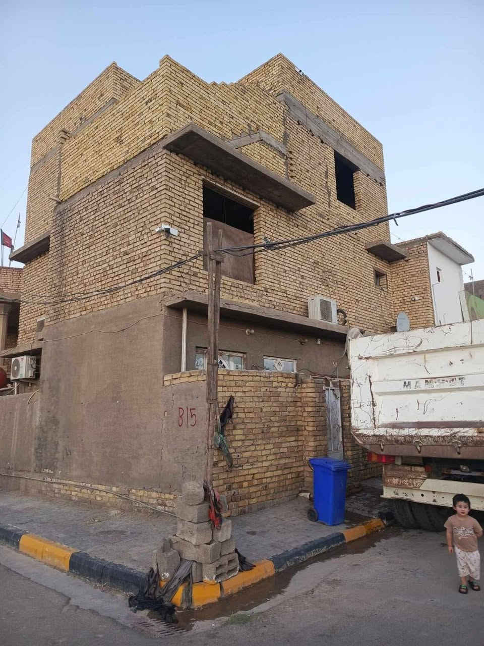 السلام عليكم
عندي مشتمل ركن مربع بطشاش شارع القاضي مقابيل مدرس الازكياء مبني 3طوابق الاول كامل غرفة نوم وصاله ومطبخ وحمام وهول والثاني والثالث هيكل وستاره وشتايكر وسطح الصغير بورسلين الطابق الثاني بي غرفة نوم كبيره وهول وحمام والثالث غرفتين نوم وسطح الصغير شارعة 10 مقابله ساحه خضراء من جهتين سعره 140 وبيه مجال

