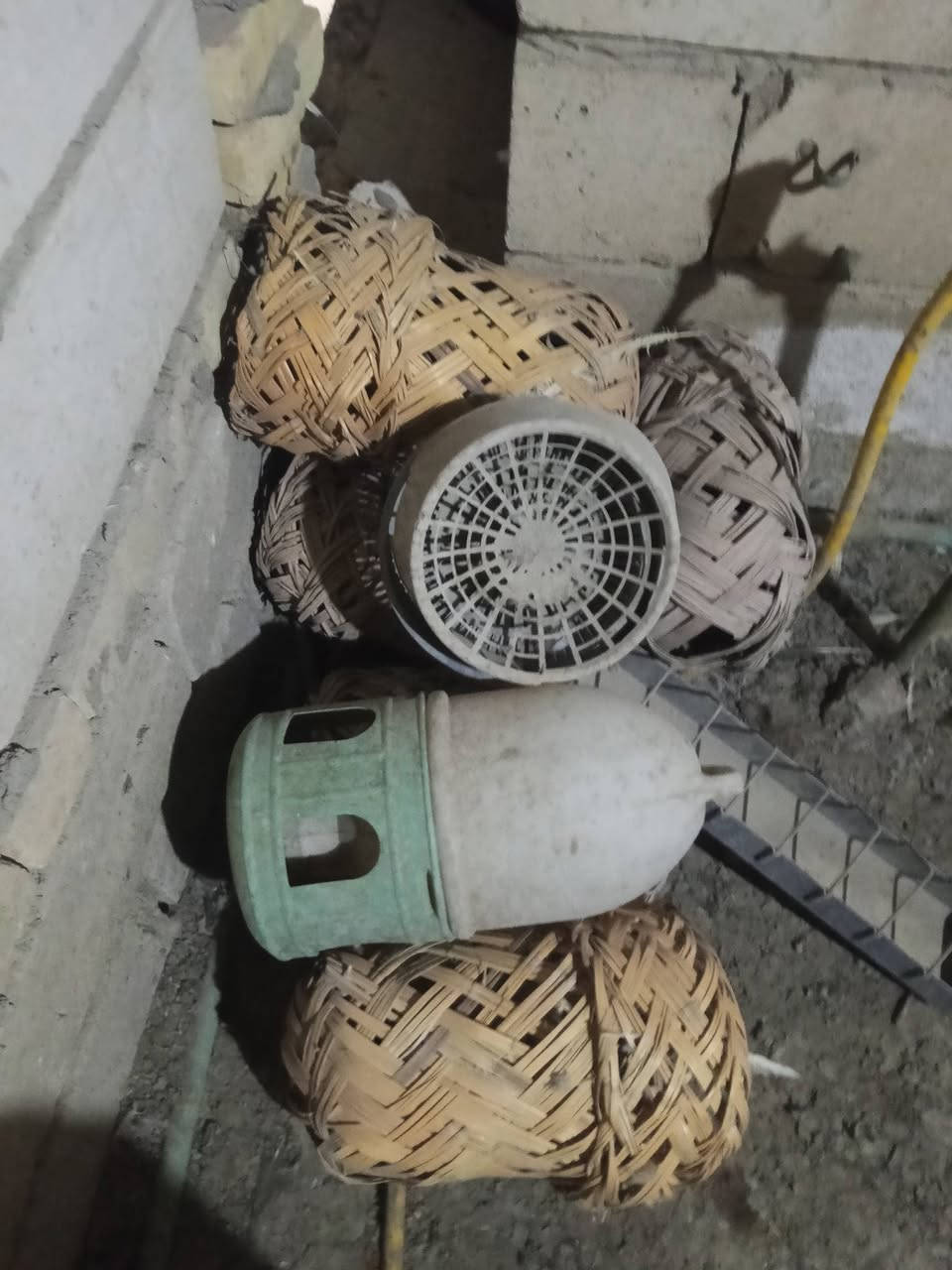 واجيه برج لبيع طول 3امتار 80س م  بابين صفاحيات ثنين  وياه 5ترايش طول مترين وياه 5حلال وقطاره ماء وياه 4سلال  وياه نص متر معلف  مكاني سوق الشيوخ  حي العسكري 
***********
 السعر قيم بل يرضي الله ومانختلف
