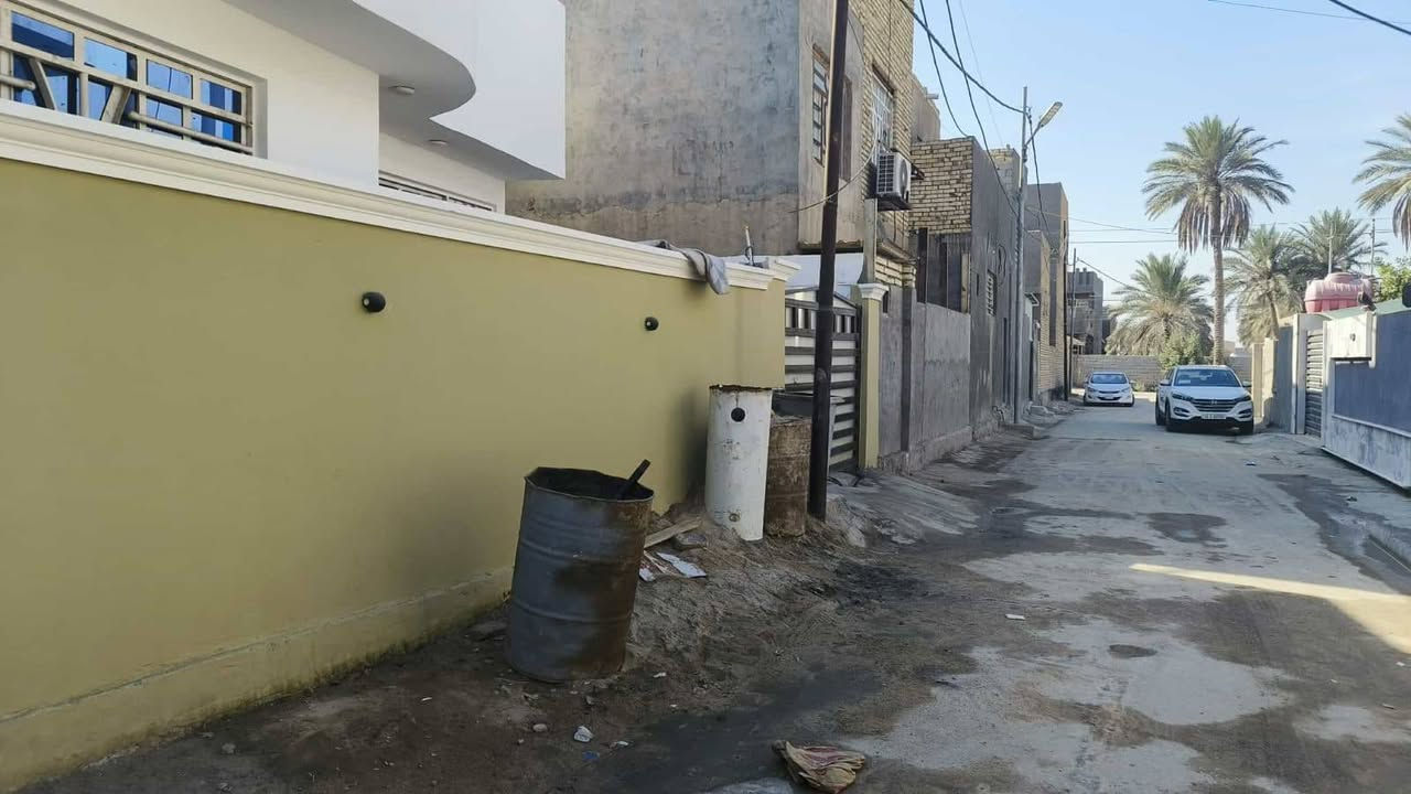 سلام عليكم بيت للبيع المساحه 140 يحتوي على غرفتين السعر 90 وبي مجال موقع المعاره قرب مدرسه معادن الحكمه ***********
