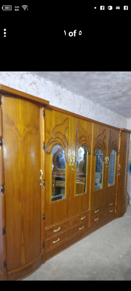 سلام عليكم 
غرفه نوم للبيع نضيفه كامله 
جربايه كومديات زاويه ميز ابو لمرايه
العنوان بغداد حي الرئاسة شارع جامع الايمام علي 
رقم الهاتف ***********

نص مكتوب في الصور:
- ١ of ٥
- +964 772 222 0812