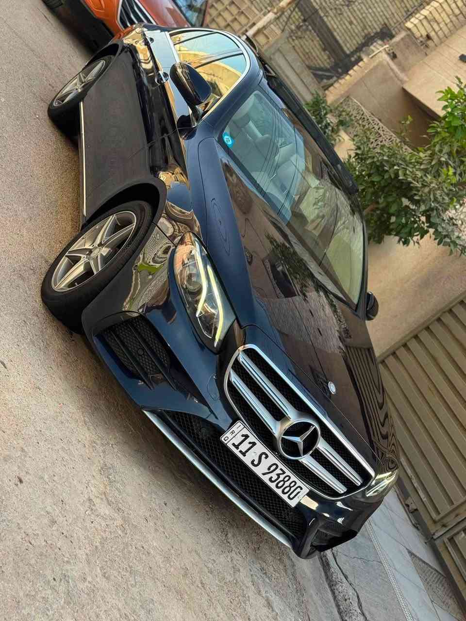 للبيع مارسدس  E300 موديل 18 حادث بسيط بدون ايرباك ضمان دولي بصمتين رقم بغداد حرة باسمي هزة جديدة مواصفات:
بانوراما 
داخل جلد ابيض + صاج ملكي
شاشة+ كامرا دوارة
داخل انارة متغير 64 لون + انارة تبريد
كشنات خزن ميموري ثنينهن + كهرباء
تدفئة كشنات
شحن لاسلكي واير ليس
سيتم صوت BURMESTER
حساسات ٣٦٠ درجة
دبل ماوس تحكم
انارة داخلية led
رادار جانبي + نقط عمياء
رادار امامي + تحديد مسار
نظام Auto park
نظام Auto stop
مودات قيادة(eco,comfort,sport,custom)
جنطة كهرباء
وباقي المواصفات المعروفة والسيارة جديدة وكاملة مكملة اي نقص مابيهة (صفر مسج) وماشية 59 الف وحادثهة كلشي بسيط جاملغ وبنيد ومبدلات اصليات نفس اللون بدون صبغ بدون دواخل وايرباك  وصور الحادث موجودة عندي عالخاص والسعر 233$ للاستفسار ***********
