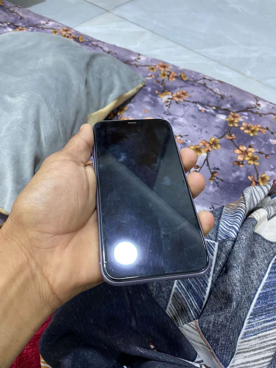 سلام عليكم 
ايفون ١١ عادي 
بطاريه٧٩ بلادي
ذاكره١٢٨ 
تك 
كله بلادي بالشرط التلفون جهاز لوك فيس ايدي شغال كلشي شغال سعره. 250  ومجال بسيط للشراي مكاني بغداد الغزاليه
