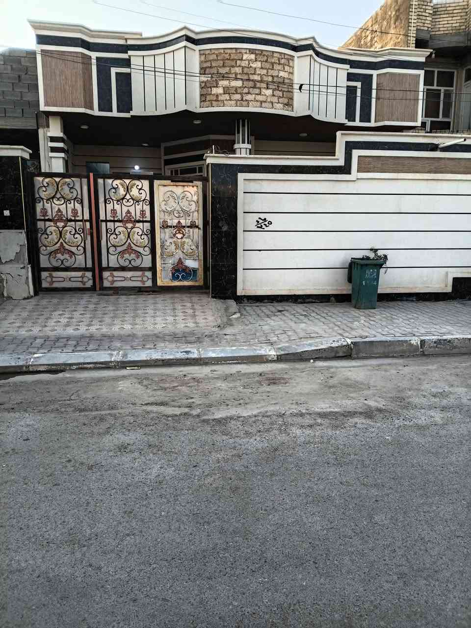 اسلام عليكم دار للبيع في الخالديه حي القدس خلف ثانويه شعاع المعرفه الجديده للبنات يحتوي على استقبال مع غرف ثنين مع صاله مع مطبخ مع صحيات داخليه وخارجيه المساحه ٢٥٠متر عرض الشارع ١٥متر السعر ١٣٠ مليون قابل للتفاوض للاستفسار على الرقم ***********
