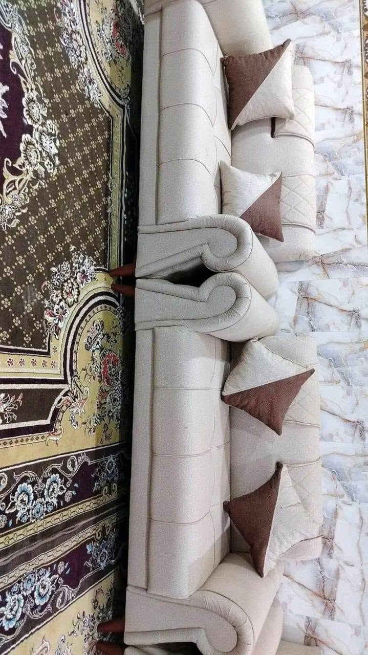 من رخصة ألادمن
عيني تخم ديوان كورنر ٢٠ طول ١٤ متر ونص تفصال بمعنى الكلمه درجه اولى جديد شغل معمل احنه مشتغليه
لون أوف وايت مطعم ب جوزي موديل جكليته بيه قنفتين مفصوله مع زاويه وحده مثل ماموضح بالصور يوصلك اي اختلاف عن تفاصيل يرجع  شراي يتصل *********** متوفر واتساب أو مراسله الخاص
