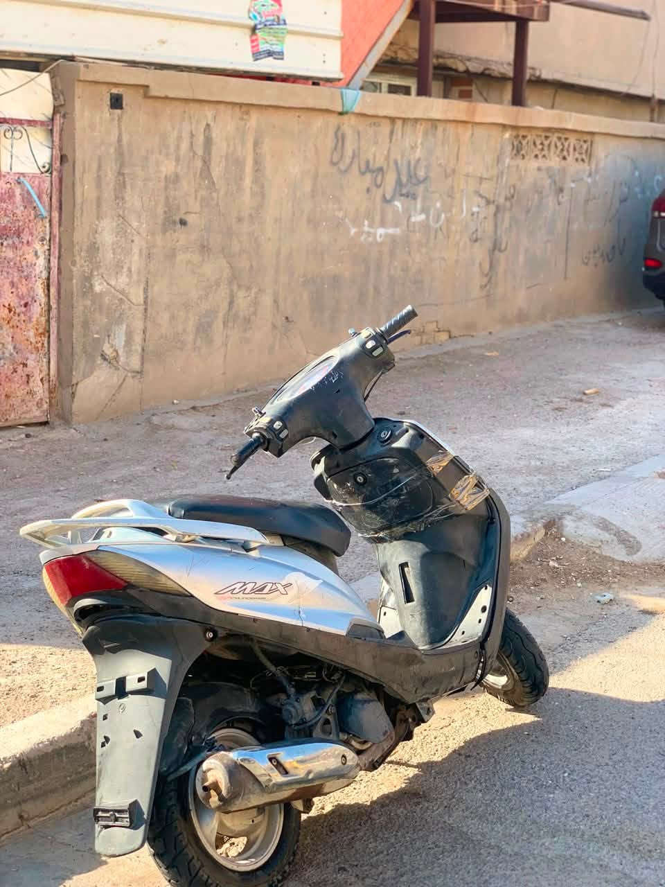 السلام عليكم دراجه للبيع بي دخانه قليله دراجه شغاله رايده 300 بي مجال تصل *********** مكان بغداد
