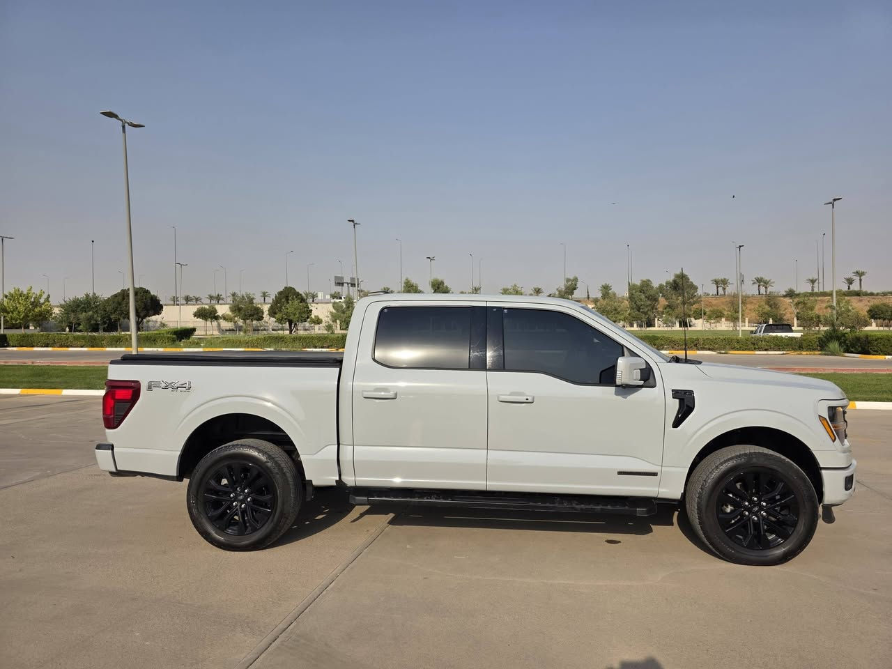 فورد f150 xlt
بدون صبغ 
رقم سليمانية + موافقة جام اسود 
متواجد اربيل 
لون أسمنتي 
محرك 3.5 توين توربو هايبرد
ماشية 34 كم 
شاشة كبيرة 
قوة خارقة + مصروف قليل +راحة تامة...والكثير من المواصفات 
*********** 
390$ ورقة
