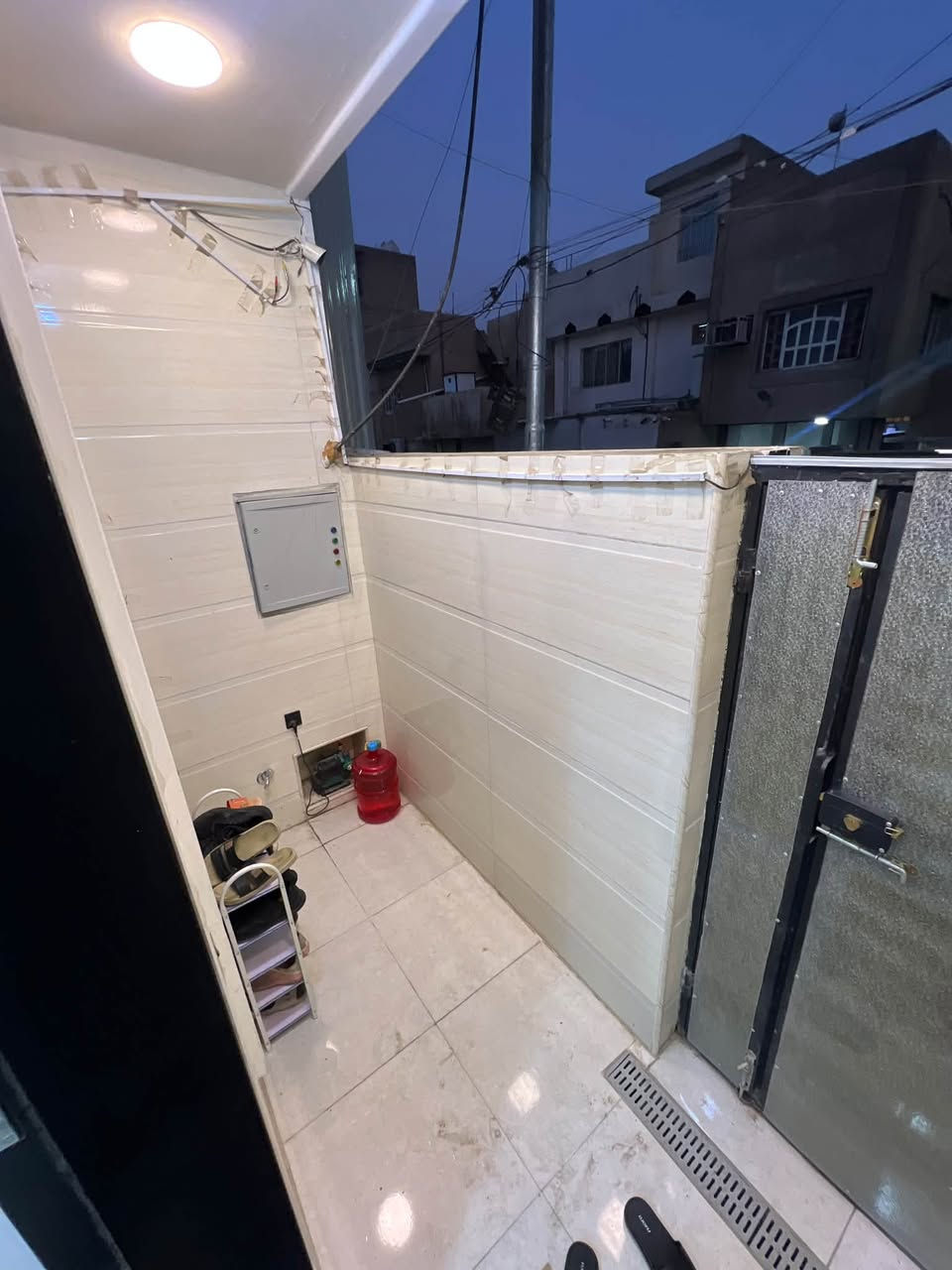 مشتمل للبيع في الطالبية خلف المدارس او قرب شارع الاطباء 

المساحه 58 م 

الواجهة 4 اله  النزال 15 

بناء 2025 جديد 

يحتوي على اربع غرف نوم واستقبال ومطبخ وخدمات 

للاستفسار مراجعه مكتب ارض الرافدين للعقار  

الكائن في الطالبية السايدين المؤدية إلى الادارة واقتصاد  قرب بلدية الشعب مقابل مطعم سراج  
 
او الاتصال على الارقام التالية : *********** محمد خالد

 السعر والتفاصيل داخل قناه التلكرام

  https://t.me/alrafdenHome

