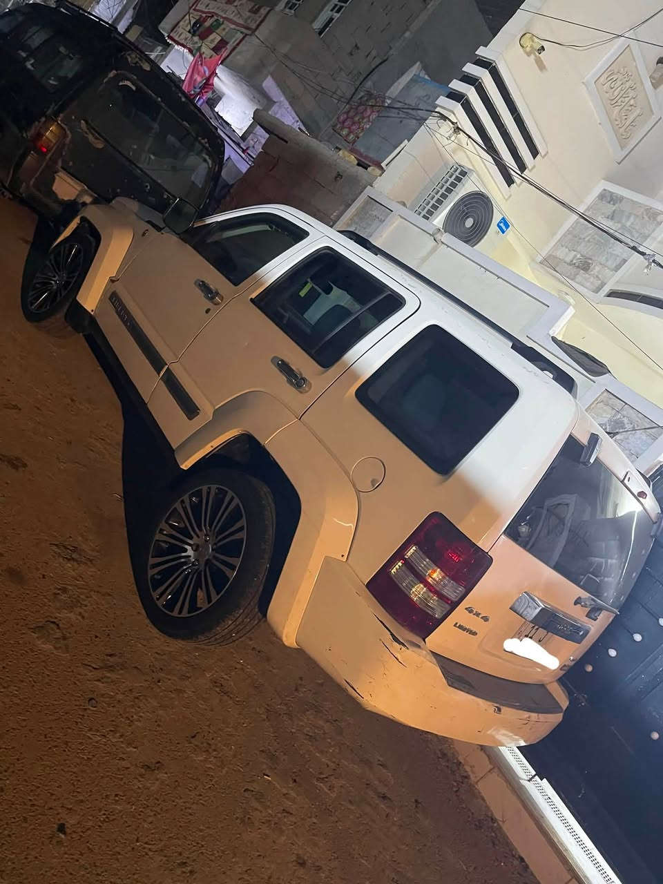 السلام عليكم أعيد النشر بسبب الوعود الكاذبه جيب لبرتي 2008 limited  فول مواصفات فتحة سقف داخل بيجي مكينه 3.7 خير من الله لاتنقيص لاتبخير كير تبريد كله جاهز الصدر الأمامي 50/100 الخلفي 75/100 مكانها بغداد السعر 65 وبيها مجال بسيط حك الجيه للاستفسار اكثر ***********
