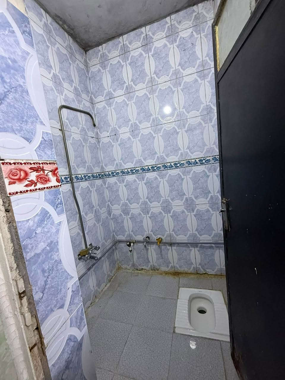 متوفر بيت 50 واقع حال 52 طابو زراعي سند 25 بحي تونس طابق واحد بسعر كاع بيت سعيد يحتوي على هول ومطبخ وغرفه نوم وخدمات ودرج بي بيتونه صغيره وسطح واجهته 6 ونص وعرض الشارع 3 ونص  سعره 80 وبي مجال للاستفسار ***********
