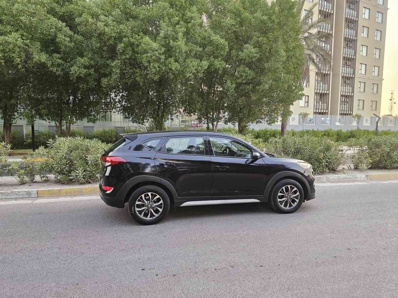 سلام عليكم
لبيع توسان موديل 2018 

السياره وارد كندي بيها بس الجاملغ الامامي الايسر  و ربع الباب الامامي الايسر 

و بيه بارد بل جاملق الخلفي الايسر 

باقي السياره مكفوله كفاله عامه من كلشي رقم الشاصي والسونار مرفق مع الصور

رقم السياره أربيل بسمي كوردي تريد تحويل  تريد وكاله 
 

مكينه و كير و تبريد  كله جديد 
السعر 130 ورقه او مراوس حسب القناعه
العنون بغداد حي العامل 

لاستفسار ***********
