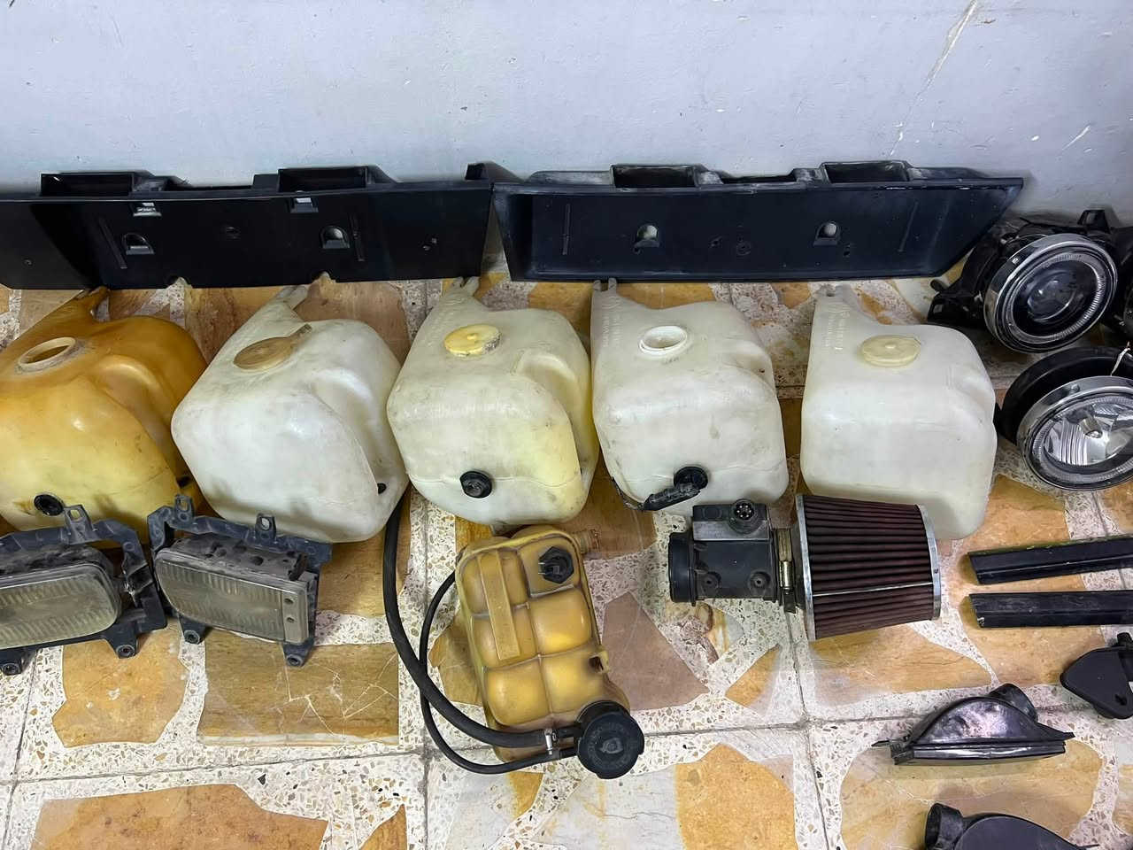 السلام عليكم
غراض زعرة للبيع دبة زراكات و لايتات حاوية 
بك لايت و لايت  تجاري جديد كارتون الزوج ب٥٠
اشاير و بلاجتكورات اصلية دشبول خلفي جديد و امامي مدوشم تكم جانبية. وتنتة بلادية  يدات بنيد طوافات و قواعد فيت بم عطرات لايت و بعد عندي هواي غراض عنواني بغداد الطالبية و توصيل موجود ***********
و الخاص مفتوح❤️
