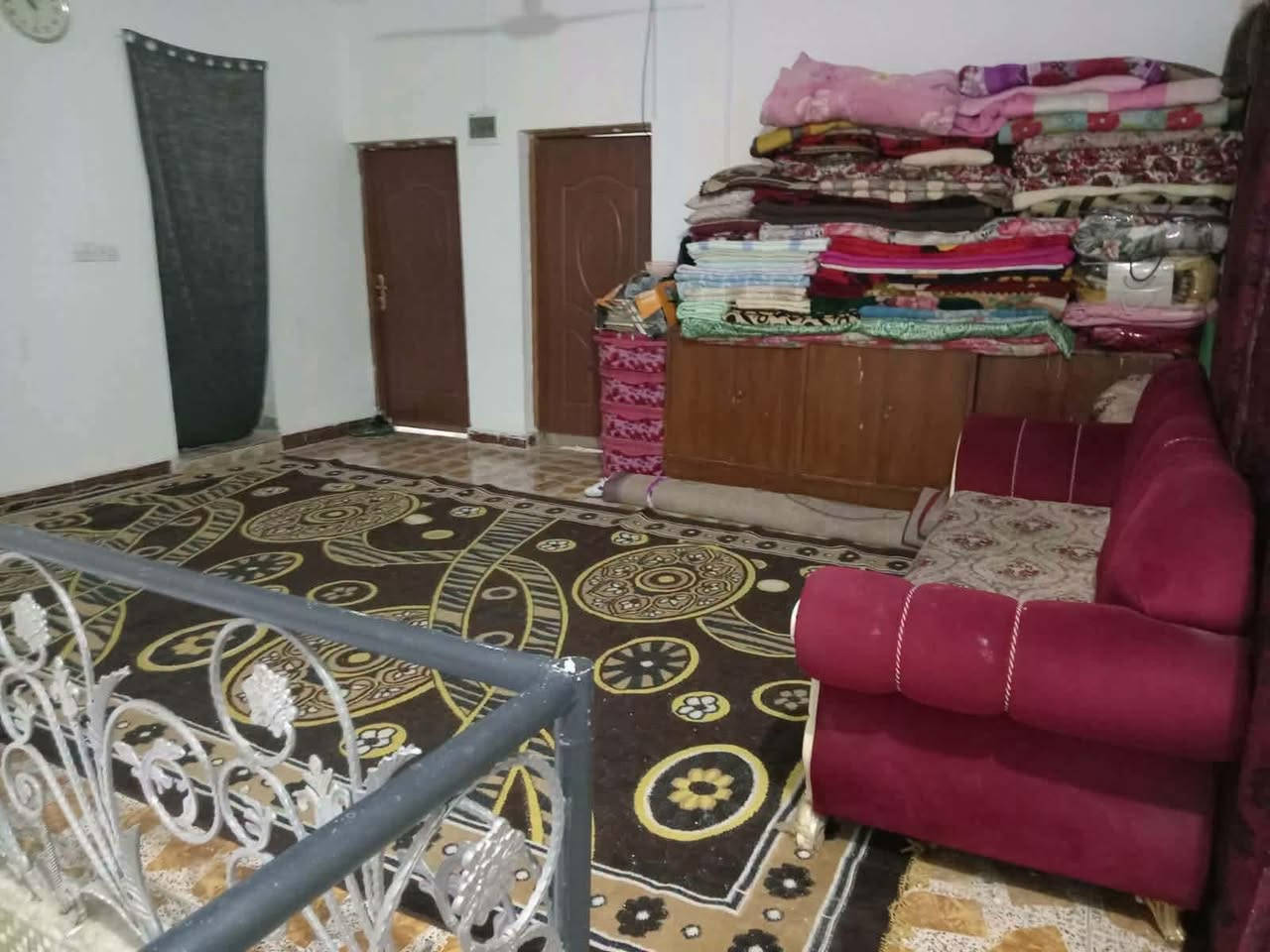 السلام عليكم
بيت للبيع بداية شارع سالم قريب ع فلكت 60
مساحته. 200م  طابقين 🏠
الطابق الأول عكاده
أستقبال ظيوف
صاله
مطبخ
غرفه نوم واحده
حمامات داخليه وخارجيه مع طارمه
مخزن خلف البيت
الطابق الثاني
غرفتين نوم
صاله
وحمامات بعده مكامله
الأستفسار الاتصال أو مراجعت مكتب المطور العقاري الكائن في حي الجزائر شارع المطاعم أو الاتصال على الأرقام
***********
***********
***********
المطور العقاري امانك في العقار 🌃
