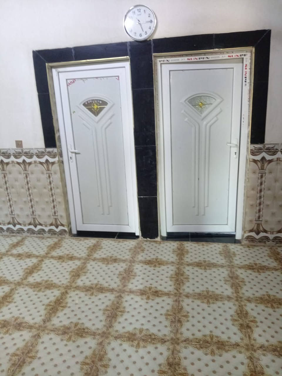 السلام عليكم دار البيع قرفتين وربعه وموزع وحمام ومساحت البيت معه البيت 300وكهرباء ومي كل فول مكان عويجيله الثانيه عرب حامد شباط  ***********سعر 36وبي مجال
