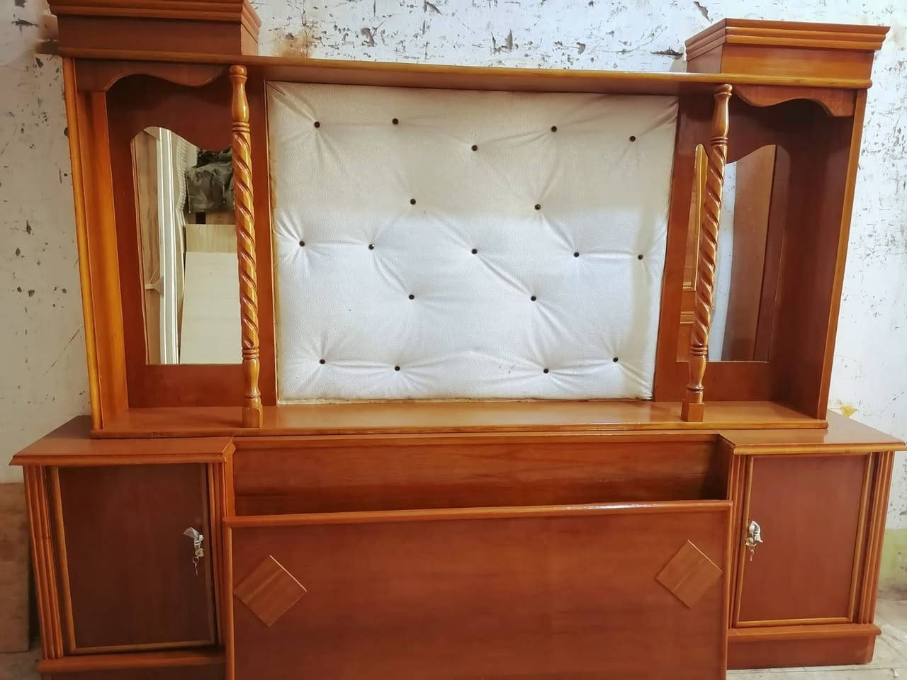 غرفه اخشاب صاج داخل وخارج ام السته طابقين مستخدم نضافه فول ضخمه جدا زاوية كنتوريه ملحق ضخمه دوشمه وترتيب ضهر جرجوبه براغي ملحقات كامله للبيع الدوانيه اتصال ***********
