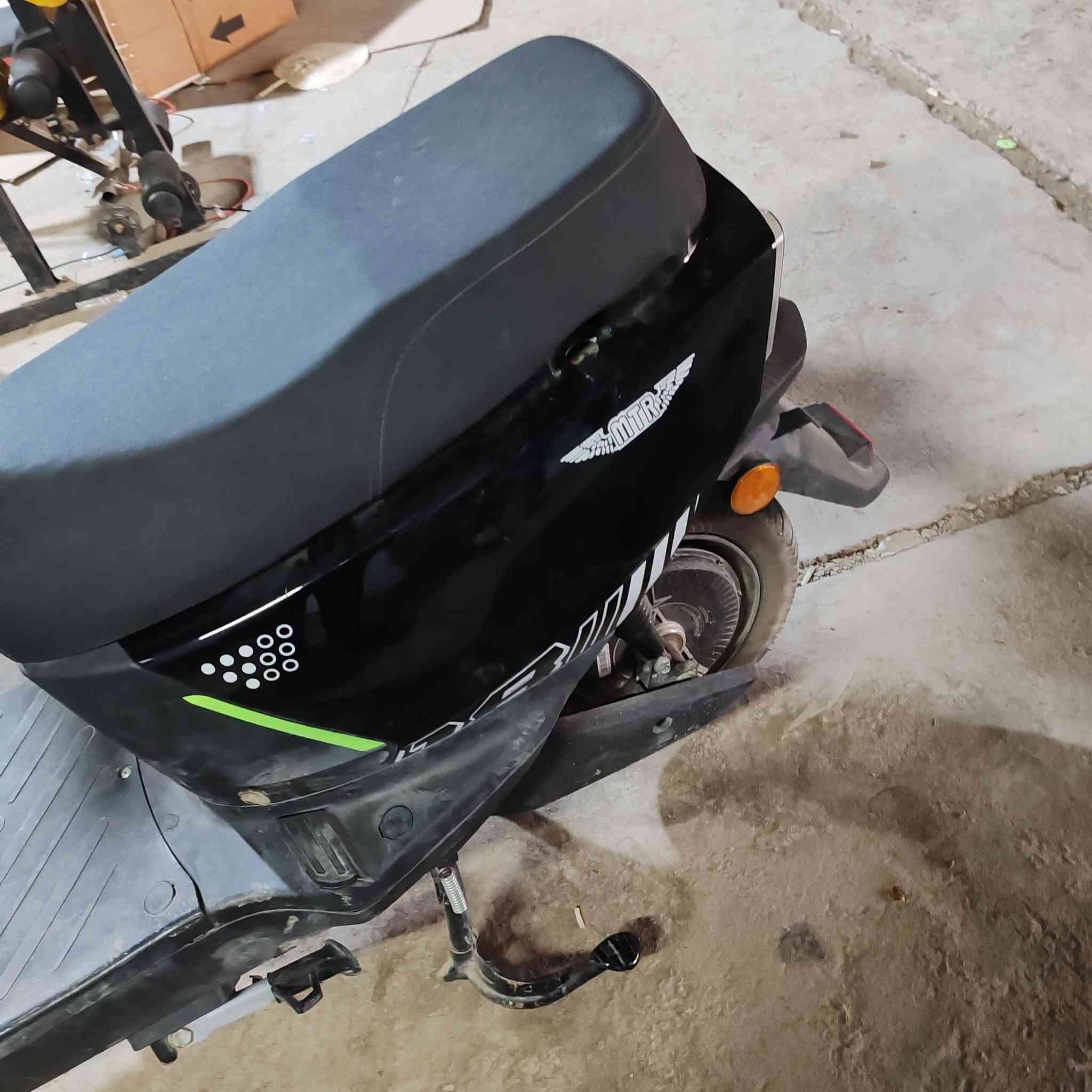 للبيع سكوتر كهربائي رياضي قوي 72V 🔥عنواني حسينية الراشدية🛵 المواصفات:
⚡ بطارية ليثيوم 72V 40Ah
🔥 ملف/موتور 2000W
🏎️ 3 سرعات:
السرعة الأولى: 36 كم/س
السرعة الثانية: 50 كم/س
السرعة الثالثة: 65 كم/س
🔋 مدى يوصل إلى 100 كم حسب الاستخدام
🔌 شاحن 6A قوي وسريع
💡 إنارة LED
🪞 مرايات رياضية
🔊 سماعة بلوتوث عالي
🔌منفذ USP عدد 2
📱 حامل موبايل
🖤 اللون أسود مع أخضر
✨ شكل رياضي وفخم
💥 72V | 40Ah | 2000W |  | مدى 100 كم |  شاحن6A
💰 السعر: _900_ 📞 للتواصل: _***********_
للجادين فقط، والسكوتر جاهز للفحص والتجربة.
