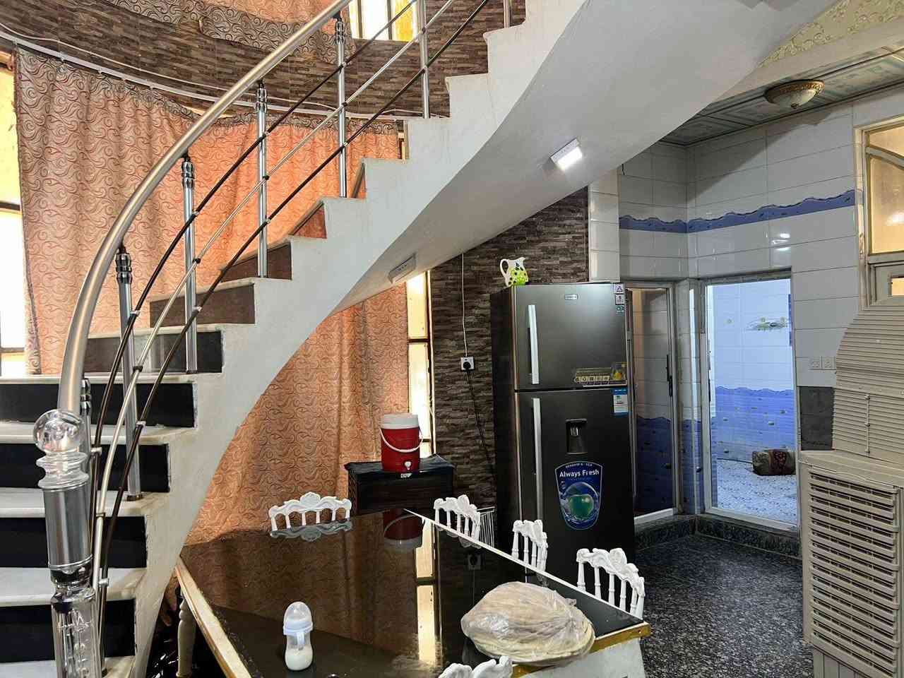 بيت للبيع مساحه ٢٠٠ م طابو صرف بناء جديد طابقين يحتوي على استقبال وصاله و٥ غرف نوم ومطبخ وصحيات وحديقة موقع البيت على حديقة عنوان كربلاء حي القادسية أي استفسار اتصل *********** نستقبل جميع العروض في انحاء كربلاء
سعره ٣٠٥ بي مجال بيع فقط
