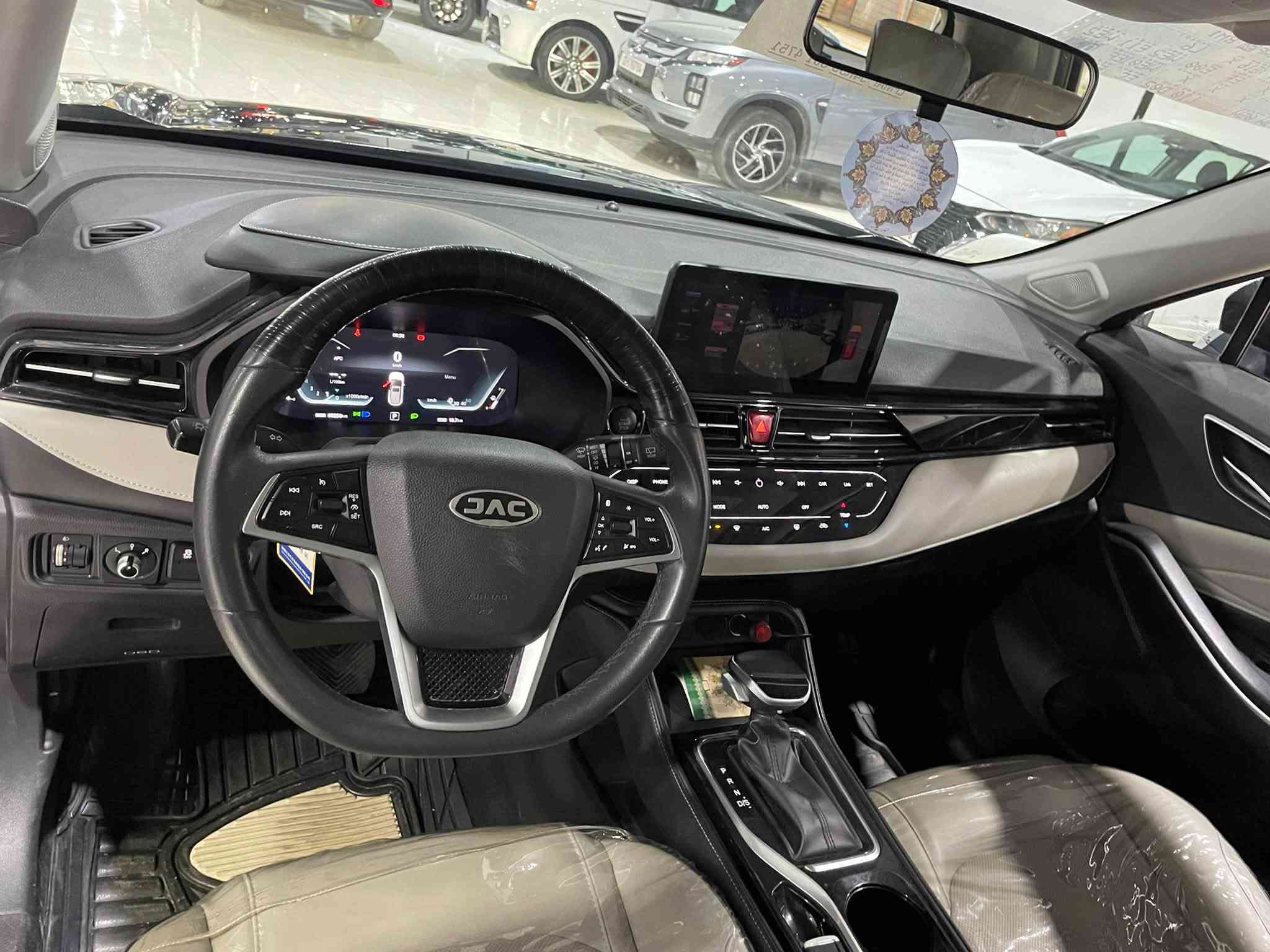JAC JS4
مودیل2023
بدون صبغ مکفول ✅
مواصفات 1/1فول مواصفات 
(٤ کاميرة/شاشة/CARPLAY/ تحکم ب ستیرن
تحدید سرعة / تبرید مرکزي &تبرید لمس
کشن کهربائي & جلد & داخل ابيض/
فتحة سقف/ بريک بصمة / کيج الکتروني 
بصمة/ حساس/ویل کروم/زینون بلادي 
لایت حدسة &LED/  مراية شفت )
٦٠ الف کيلومتر ماشية
رقم اربيل رقم سنوية هزة کل جدید 
تحویل & غرامة& صبغ& کل بشرط
سعر فقط (105) ورقة 10500$
عنوان : اربيل معرض سمکو اغا
