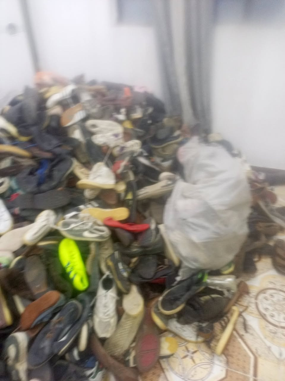السلام عليكم 
باله احذيه مستعمله رجالي نسائي اطفال
البيع شلعه وحده الشراي يتصل***********
