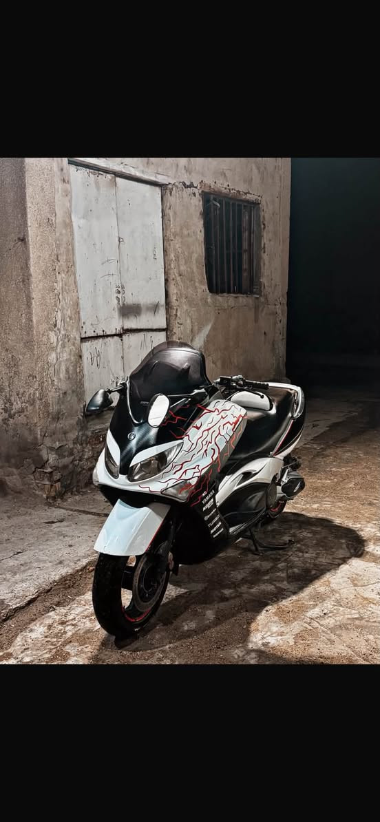 T MAX 
مديل 2007 كابريتر 
دراجه بيه تزويد 
ستيرن رياضي 
كلج مالوسي 
فجوج بريمبو 
ضالنصه افور اصليه 
دراجه مكينه بلاد مكفوله من كلشي
وكفر بلاد اضلي ابيض 
السعر 18 💵
هـ ‭***********‬
