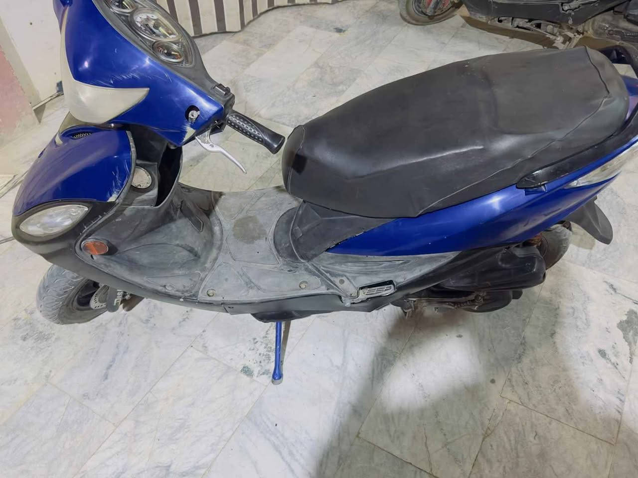 سلام عليكم 
دراجه كامكو جي فور مفتوحه حلوه و نظيفه و كلشي شغال للبيع السعر 450 و بيه مجال قليل للشراي الاستفسار اتصال عل رقم *********** النجف, العراق
