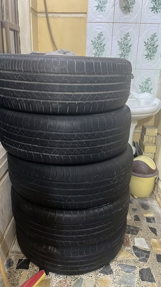 تخم تاير مشلن 275/60/20 انتاج 22 نضيفات مابيهن فتيله سعر 150 رقم***********
