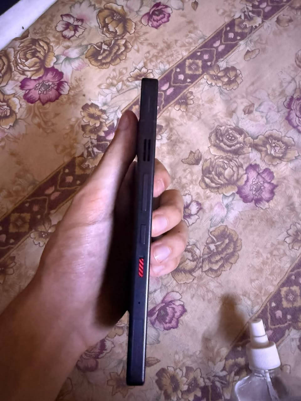 السلام عليكم شباب، إن شاء الله الكل بخيرعندي ريد ماجك 11 اس برو (Red Magic 11S Pro) النسخة الأوروبية الرسمية، بيع أو مراوس:✨ النظافة: 100%.🔋 الاستخدام: خفيف وفوق الخفيف! عداد الشحنات 51 شحنة فقط، يعني البطارية بعز شبابها وبكامل كفاءتها المصنعية.📦 الأغراض: علبته كاملة وغراضه الأصلية كلها ويا (الشاحن الأصلي السريع والملحقات كاملة) + ويا كفر أسود ماك سيف (MagSafe) مرتب.💾 الذاكرة: 256 جيجابايت.الجهاز مال مستخدم ومدلل وعينك ميزانك بالفحص والصور.💰 السعر: 1,175,000 دينار (وبيه مجال بسيط وتدللون).📍 الموقع: بغداد (الاعظميه)📞 للتواصل: (خاص او اتصل على هذا الرقم ***********)

نص مكتوب في الصور:
- ٢:٤٢
- لمحة عن الهاتف
- 11
- REDMAGIC
- إصدار Android 16
- اسم الجهاز
- REDMAGIC 11S Pro
- سعة ذاكرة ROM
- ٤٥,٠٧ غ.ب / ٢٥٦ غ.ب
- سعة ذاكرة RAM
- 12 GB + 12 GB
- الطراز
- NX809J
- CPU
- Snapdragon® 8 Elite Gen 5 Mobile Platform(Leading Version) Octa-core Max 4.74GHz
- حجم الشاشة
- 1216*2688
- سعة البطارية
- 7500 mAh
- رمز IMEI
- 866534087721230
- 866534087731239