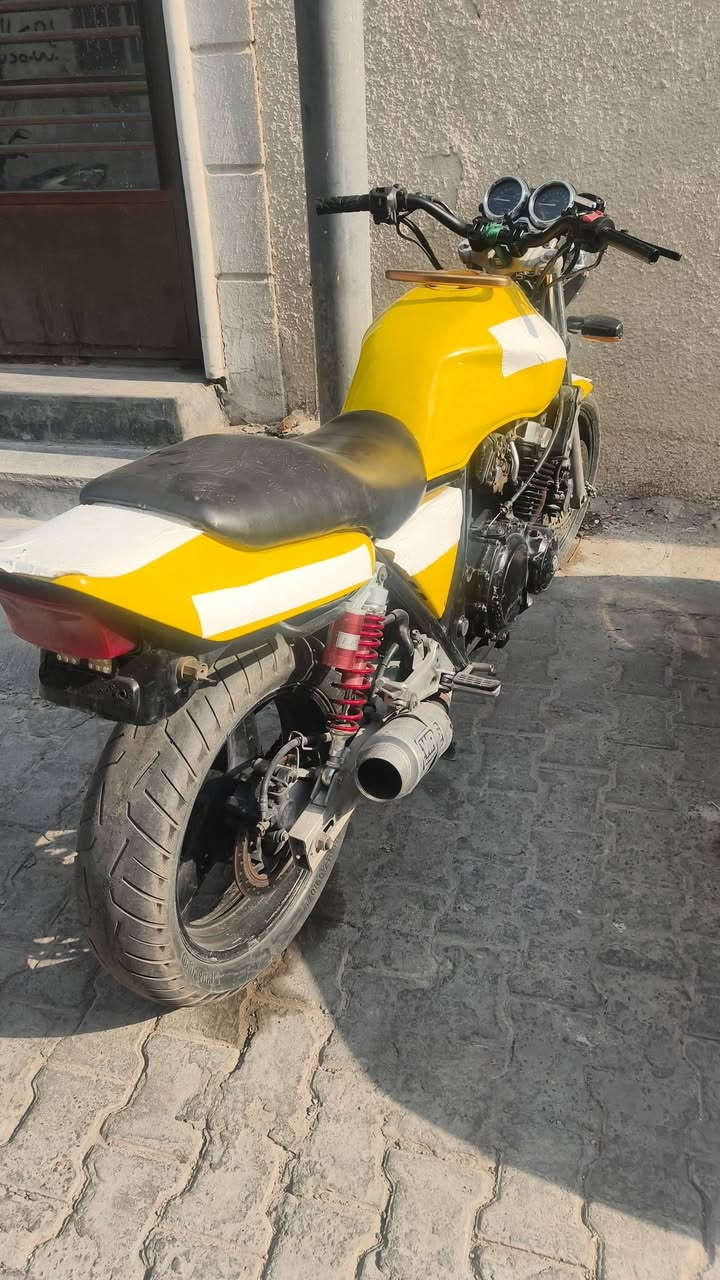 يا الله السلام عليكم شباب بي سي 4 الجيل الاول 400 سي سي دراجه نظيفه بس بيها كم استفسار والماكينه مفتوحه بس دراجه شغاله عادي وما بيها اي مشكله للتواصل هذا رقمي *********** مكاني بغداد كاظميه السعر مليون و100 وبيها مجال
