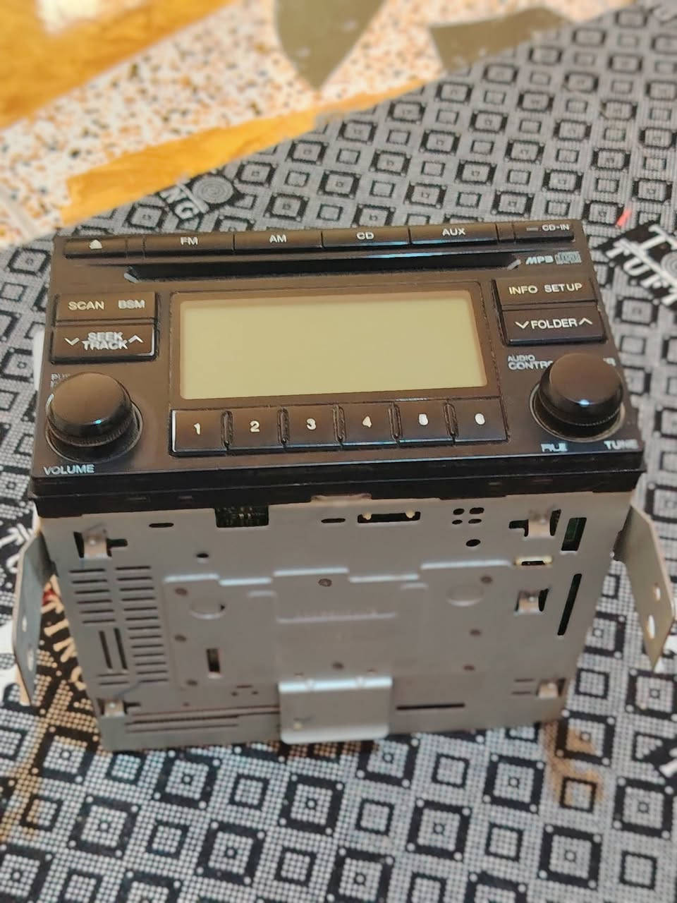 السلام عليكم : للبيع راديو هيونداي توسان اصلي وياه الفريم ماله
بيه CD و MP3 وراديو FM/AM
وبيه مدخل AUX و USB و iPod 
الفيش مالته بلادي يركب بدون اي تعديل
نظافة 100% وشغال كله
السعر 60 الف
للتواصل خاص
 او واتساب ***********
