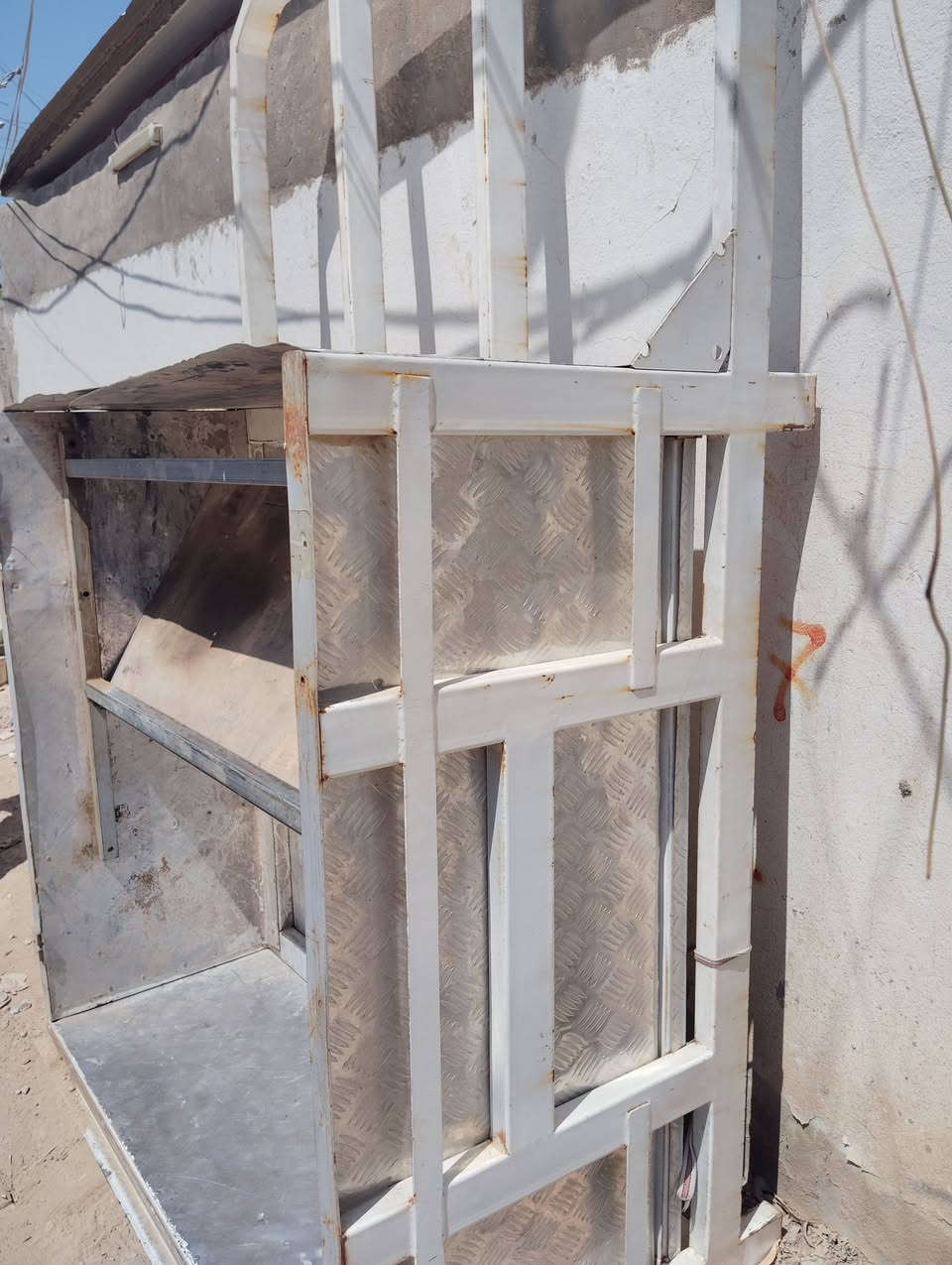 محجر للبيع جاهز بي رف كامل شغل درجه اول
بابل 
***********
،@جميع@
