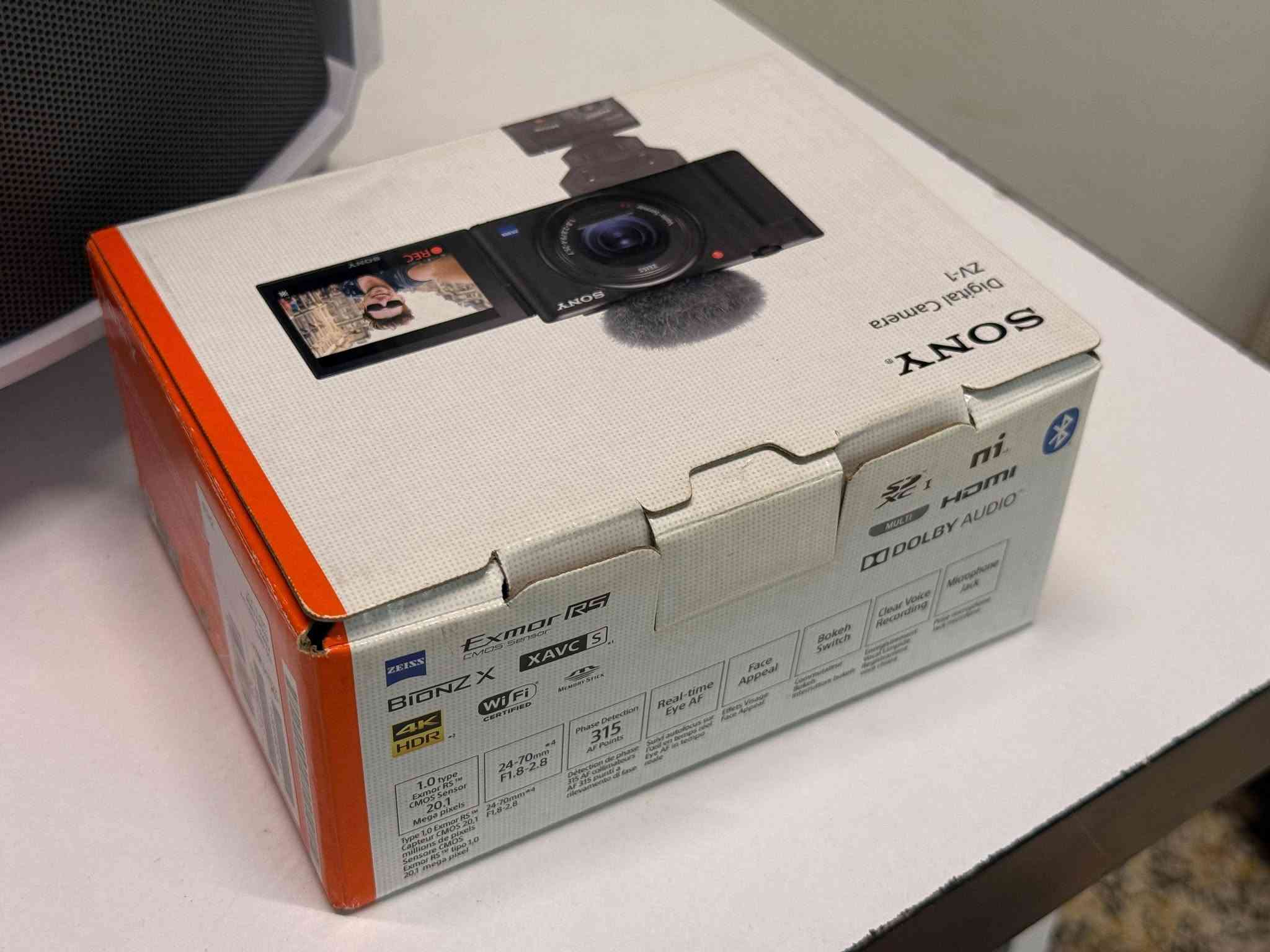 سوني ZV1 • ٤ بطاريات • عدسة Zeiss